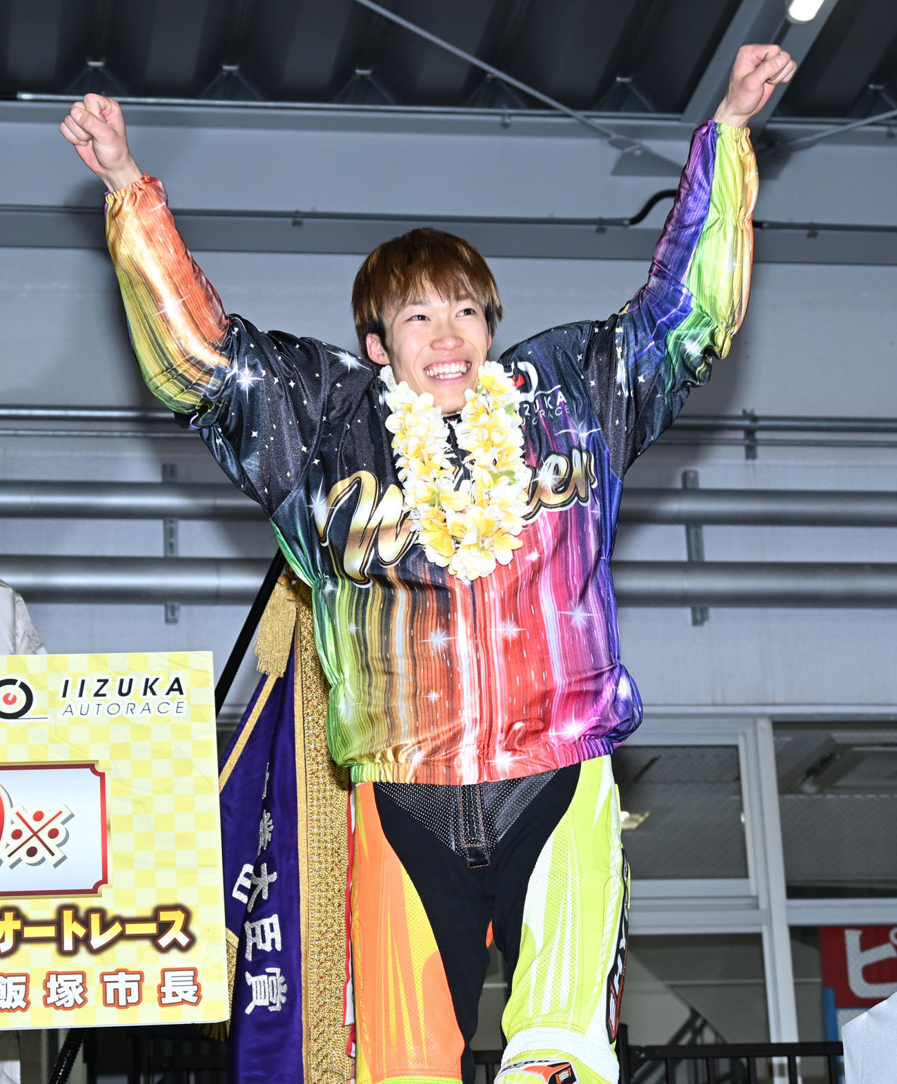 日本選手権を制し、笑顔でガッツポーズする佐藤励（撮影・林敢治）