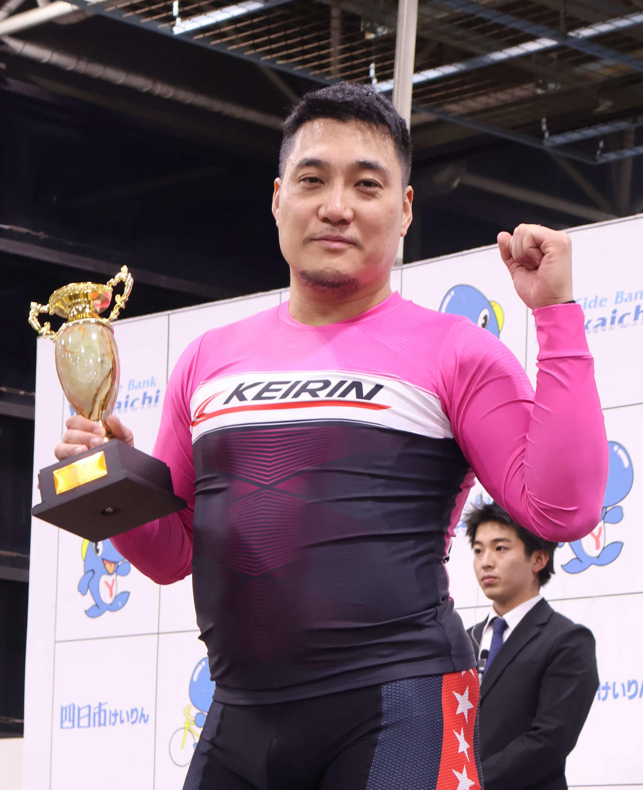 完全Vを達成した神山拓弥が力強くガッツポーズを決める