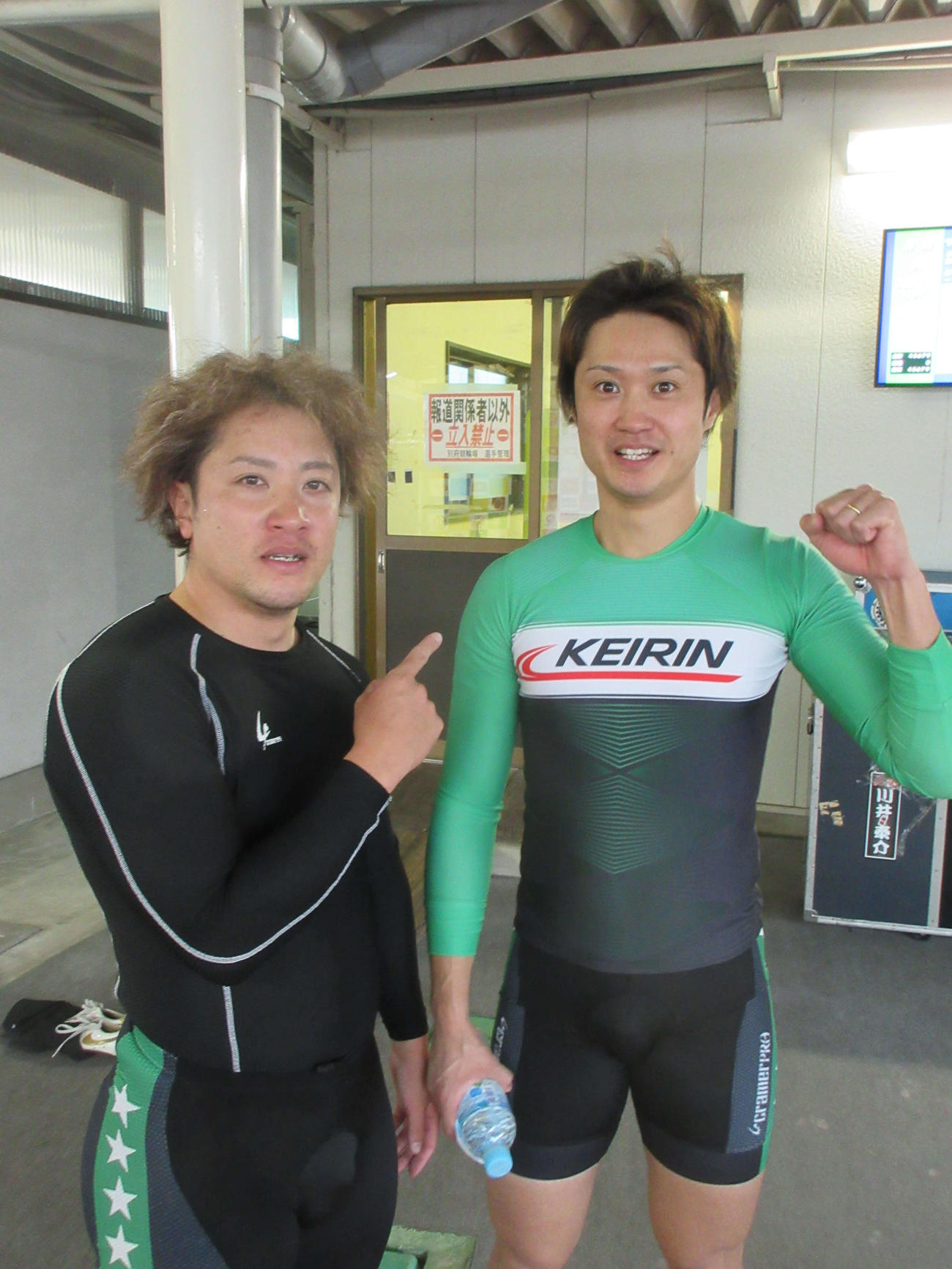 チャレンジ予選2Rでワンツー決着を決めた真崎章徳（右）と白浜一平の西九州コンビは笑顔でハイポーズ