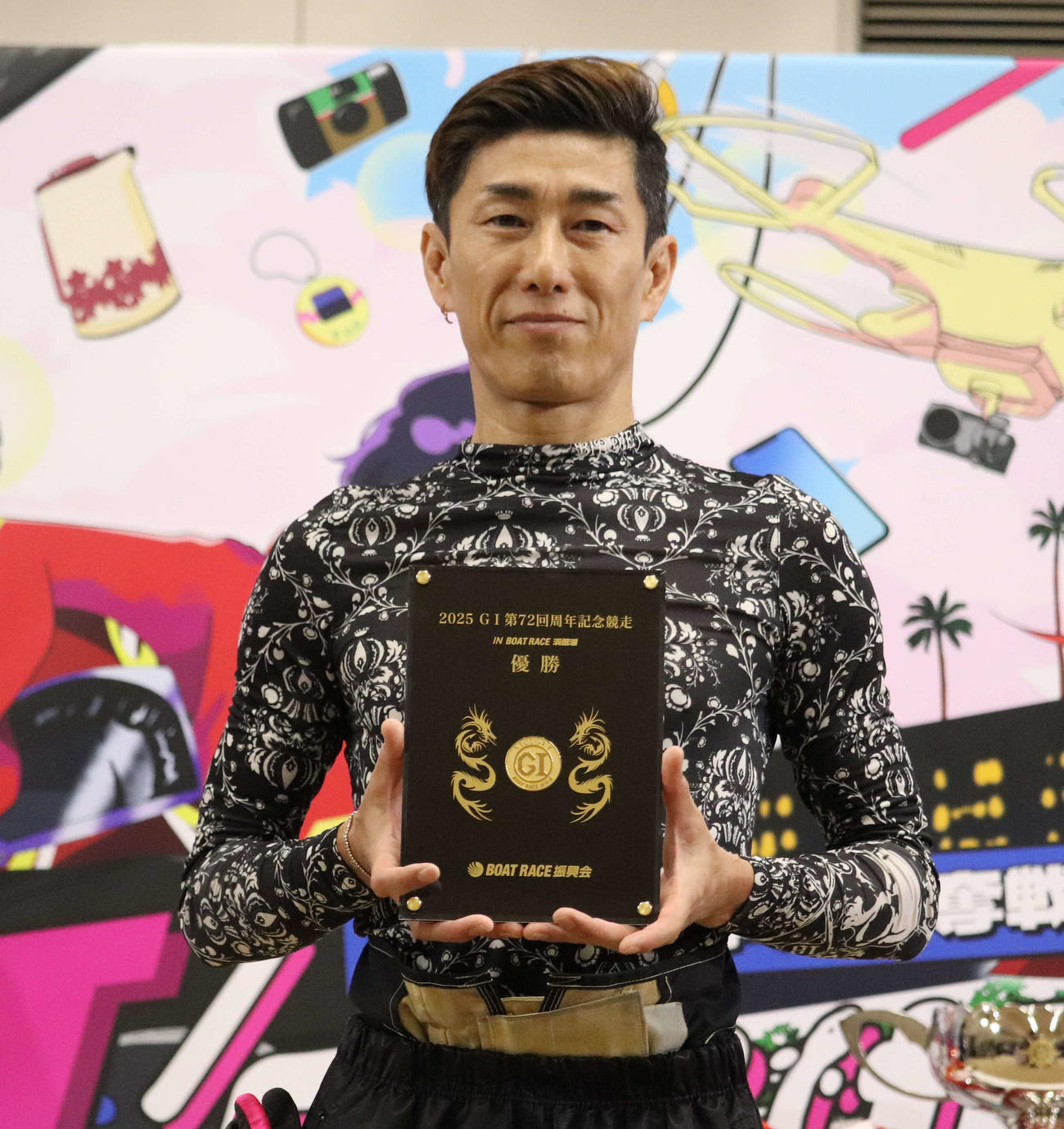 浜名湖G172周年を優勝した原田幸哉に、BOATRACE振興会から記念盾が贈られた