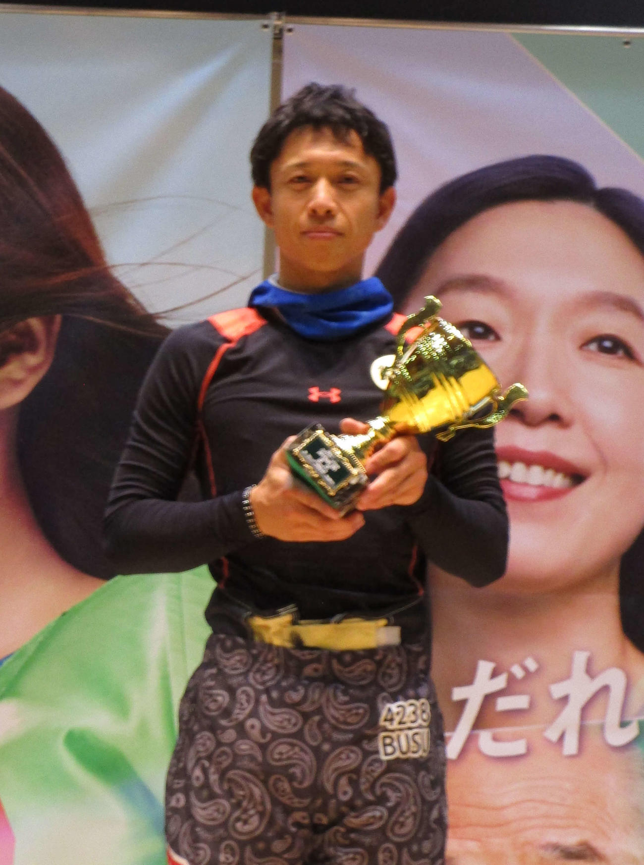 復活の優勝を遂げ、表彰式でトロフィーを手にする毒島誠
