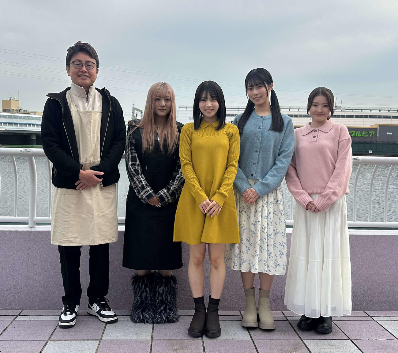 ふるさと映画「あまっこ」の撮影に臨む銀シャリ橋本直、青山うか、NMB48芳賀礼、NMB48龍本弥生、紀平萌絵（左から）