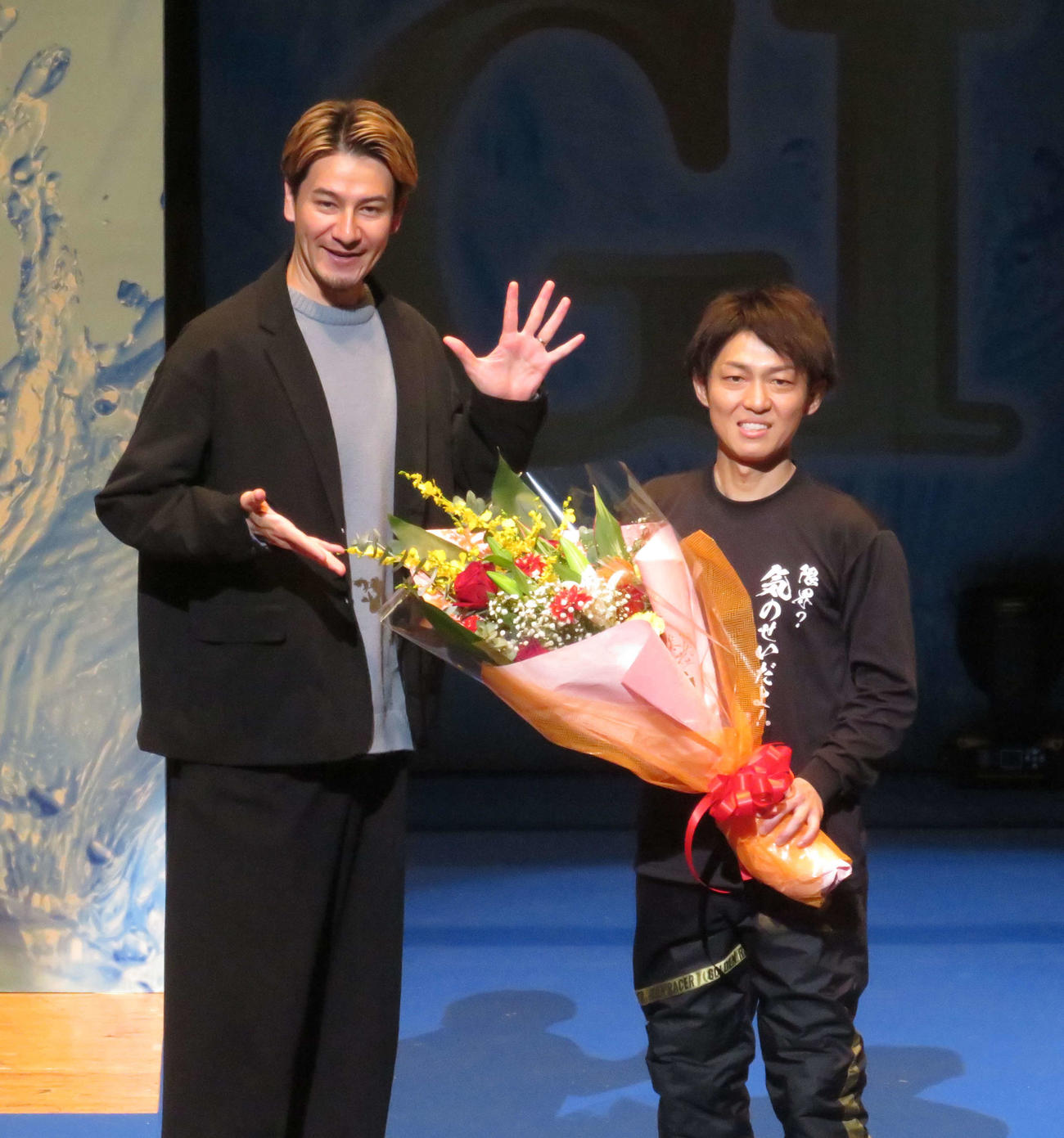 タレントJOYから花束贈呈を受ける桐生順平（右）