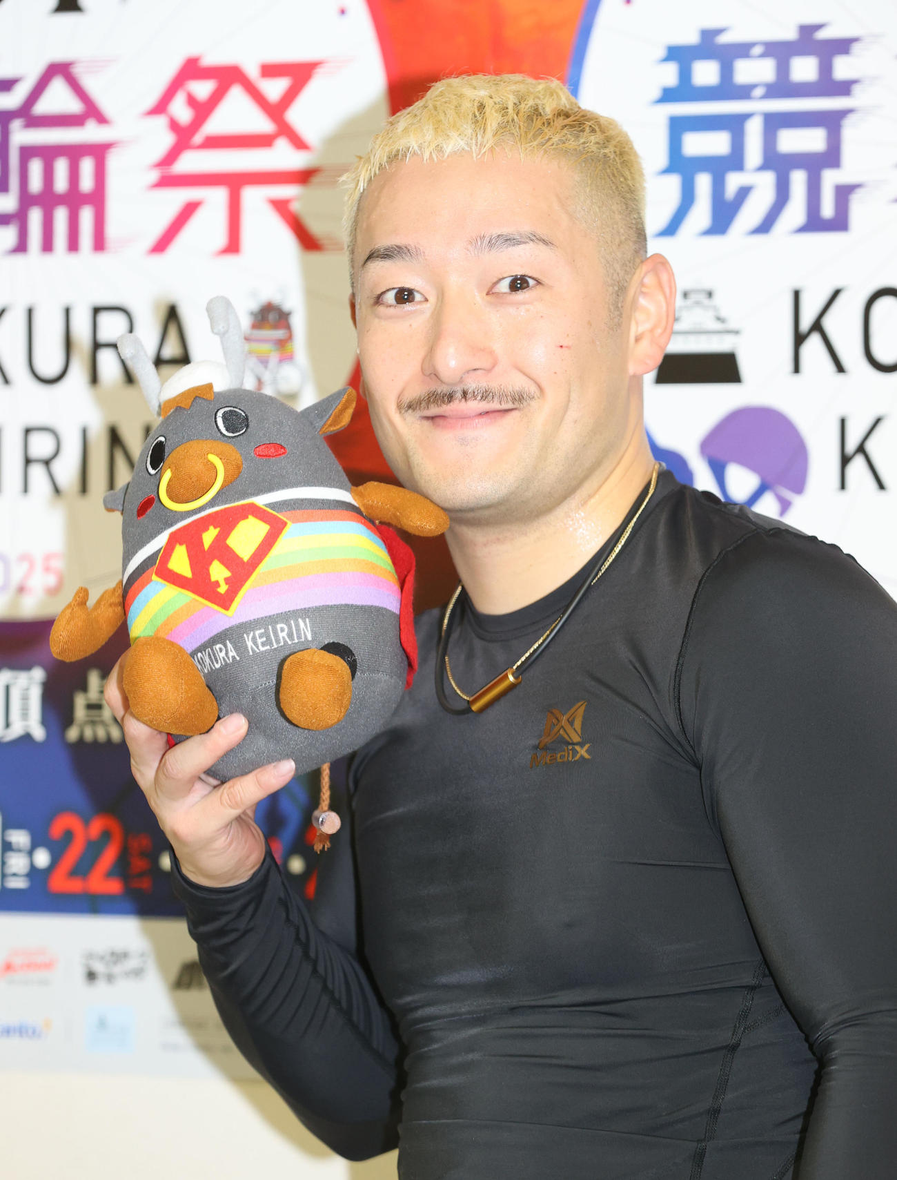 かねりんのぬいぐるみを手に笑顔を見せる松井（撮影・梅根麻紀）
