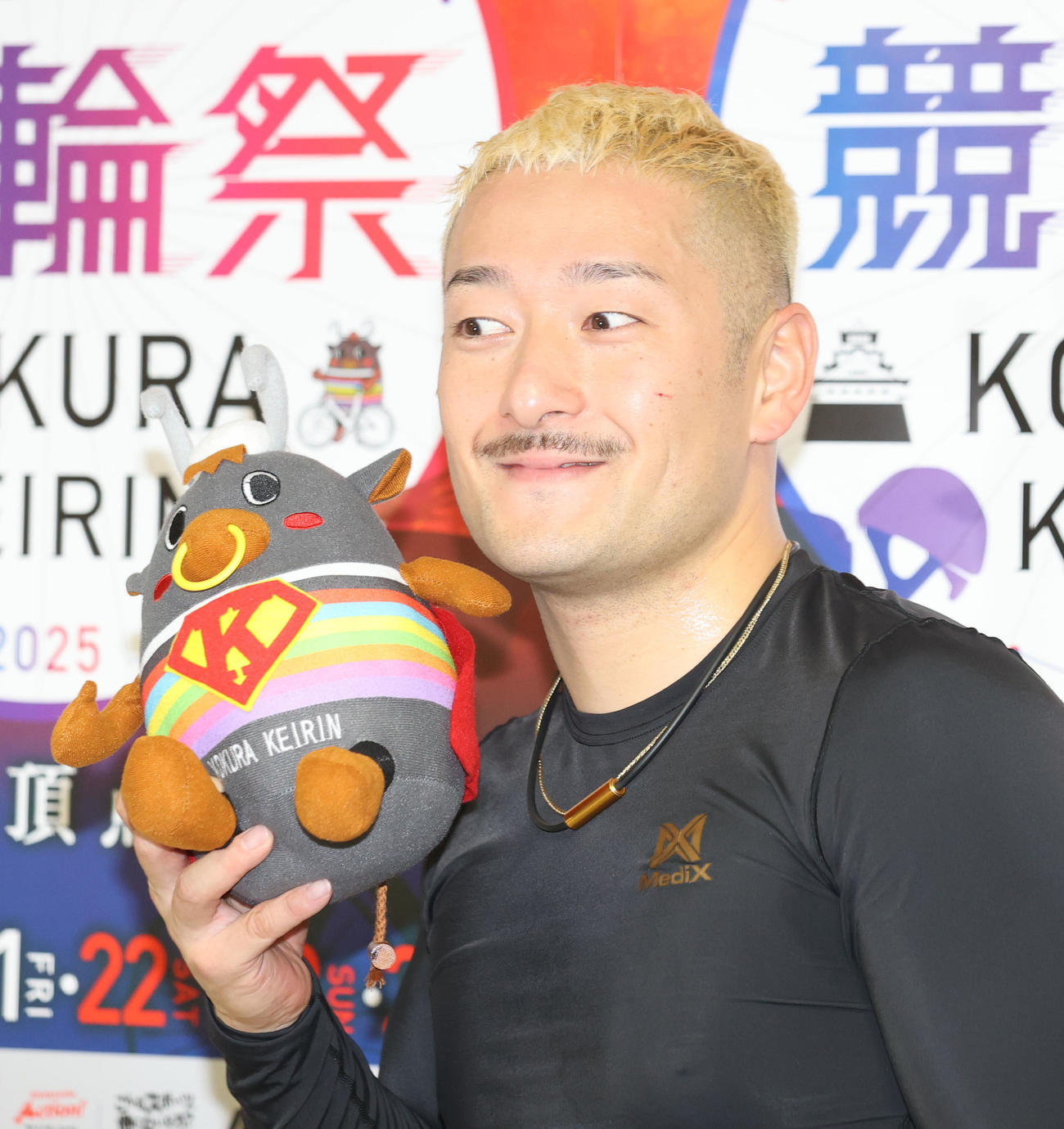 かねりんのぬいぐるみを手に笑顔を見せる松井（撮影・梅根麻紀）