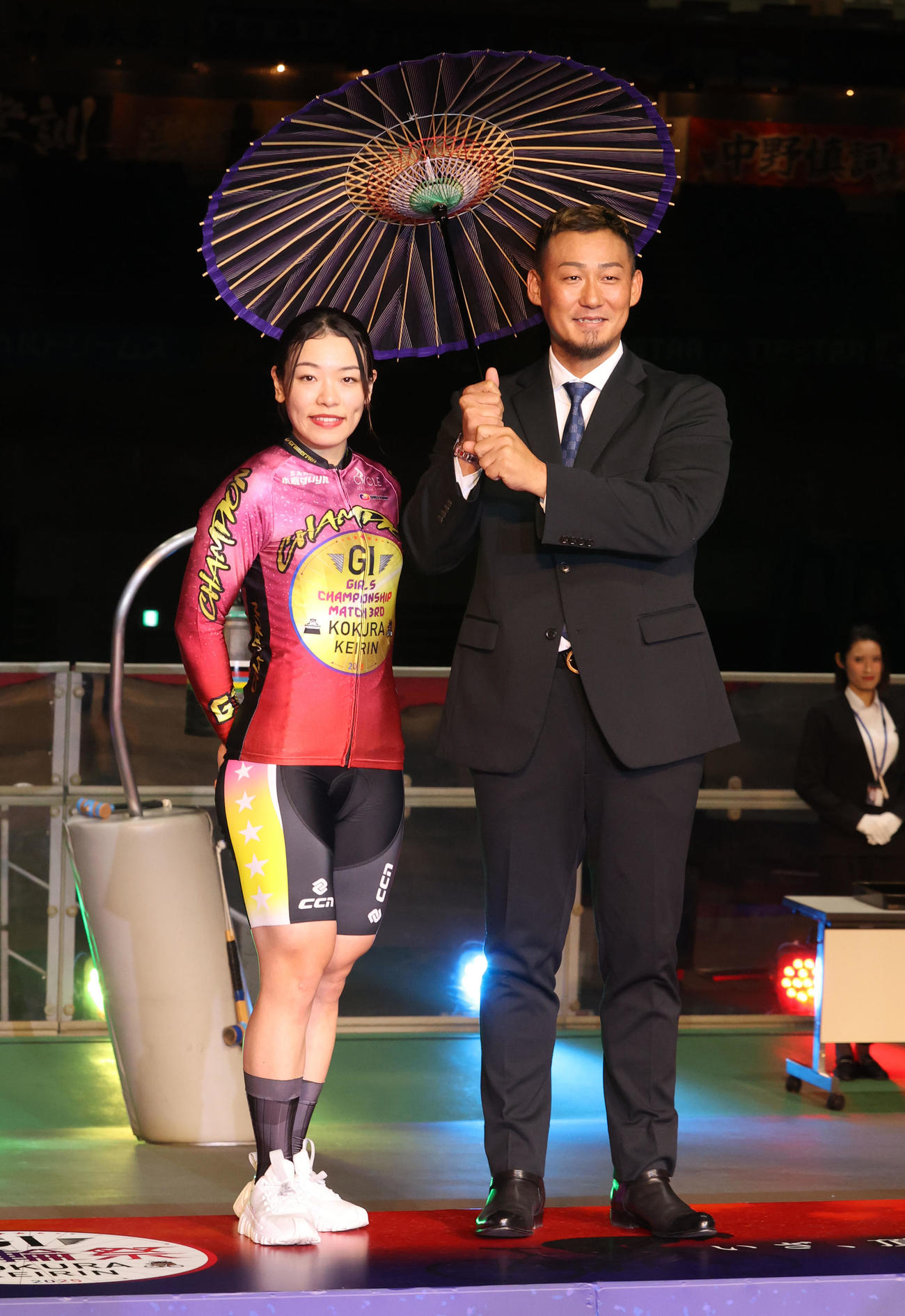 優勝した佐藤水菜（左）は表彰式でプレゼンテーターの中田翔氏と記念撮影（撮影・梅根麻紀）