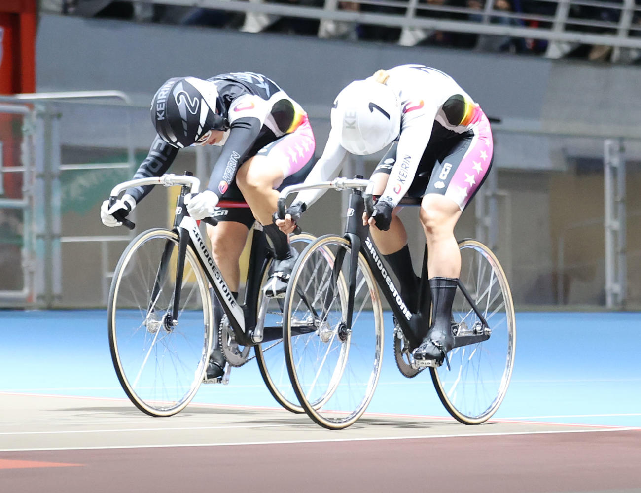女子王座戦を制した佐藤水菜（右）。左は2着の梅川風子