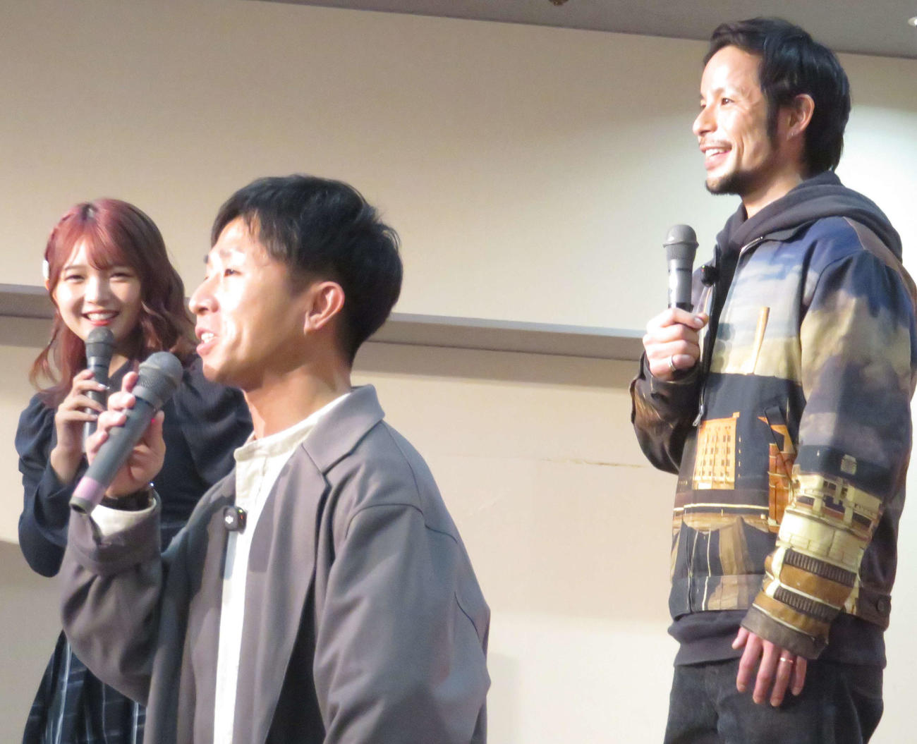 住之江トークショー、菅章哉（中央）は壇上に膝をつき関係者に「チルト3度」を懇願。右は佐藤隆太郎、左は福留光帆