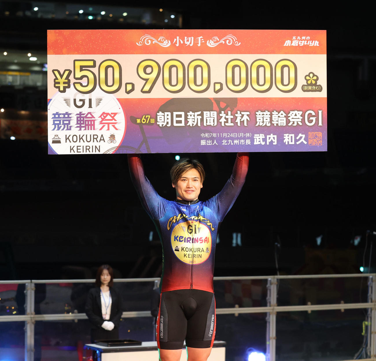 優勝を飾った阿部拓真は賞金ボードを手に笑顔（撮影・梅根麻紀）