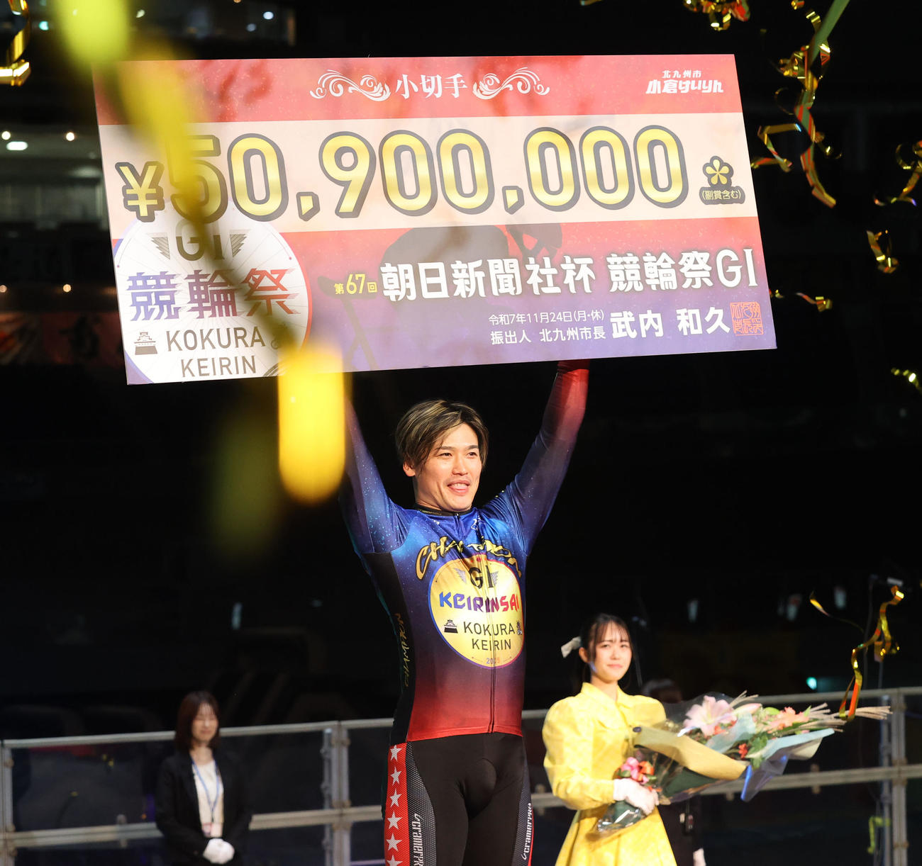 12R　優勝を飾った阿部は賞金ボードを手に笑顔（撮影・梅根麻紀）