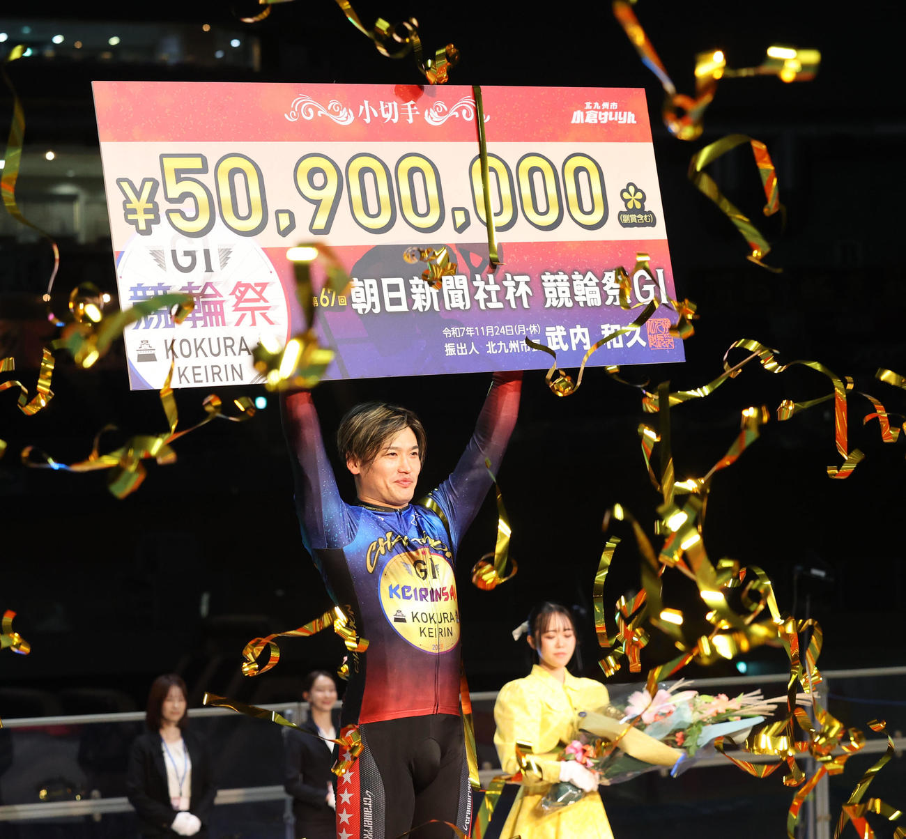 12R　優勝を飾った阿部は賞金ボードを手に笑顔（撮影・梅根麻紀）