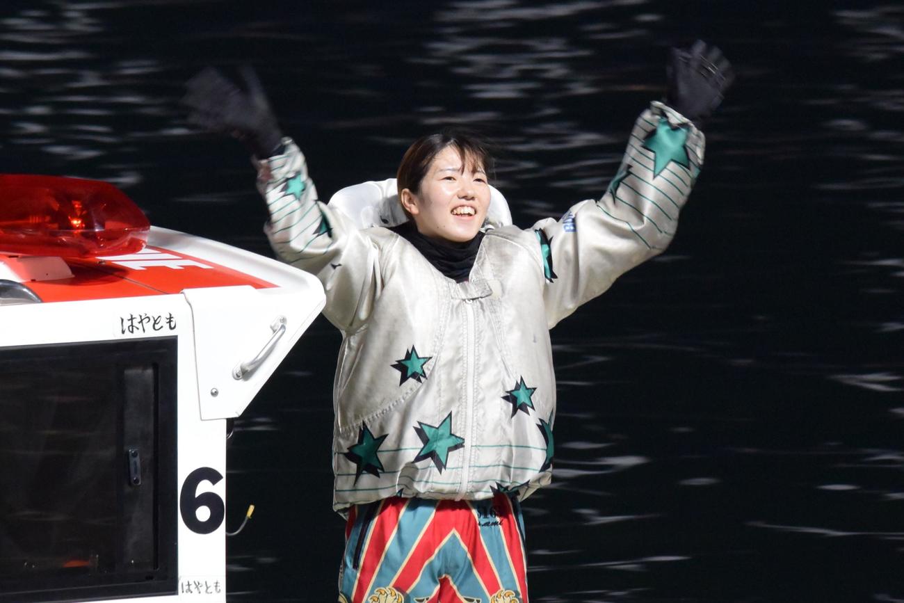 優勝の清水愛海が、ウイニングランでファンの声援に応えた