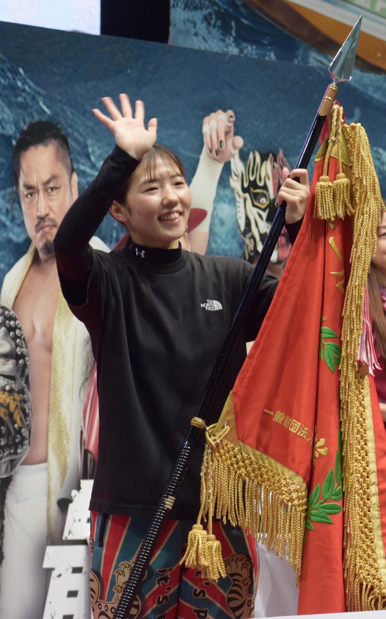 清水愛海が地元優勝を飾り、ファンの声援に笑顔で手を振った