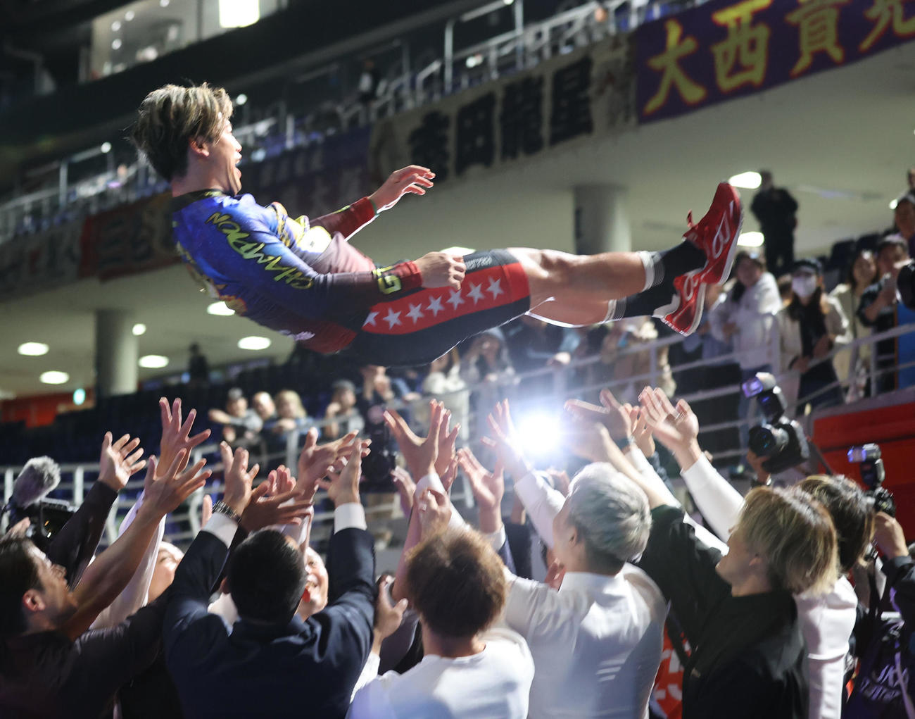 阿部拓真は仲間から胴上げを受ける