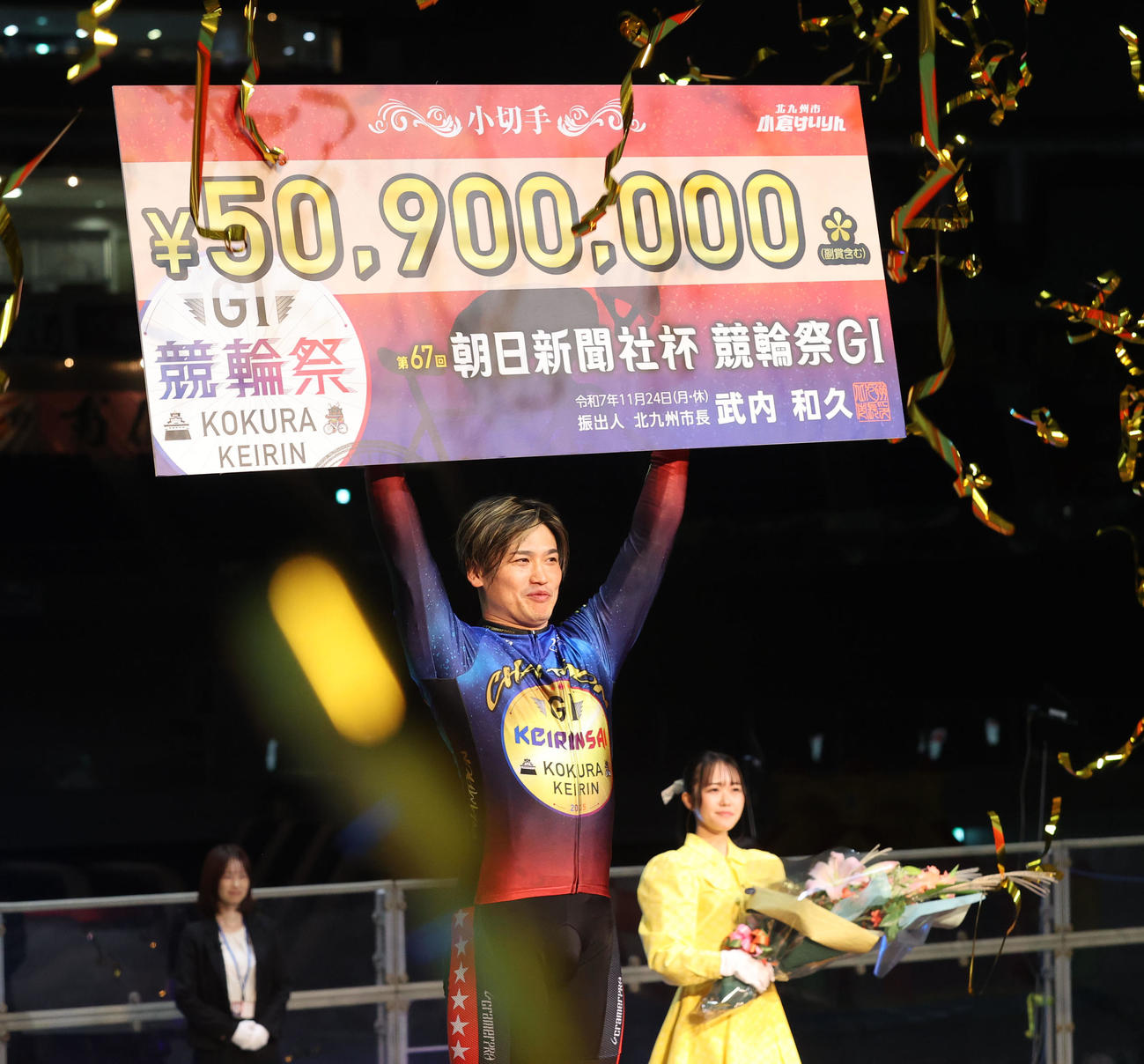 12R　優勝を飾った阿部拓真は賞金ボードを手に笑顔（撮影・梅根麻紀）＝2025年11月24日、小倉メディアドーム