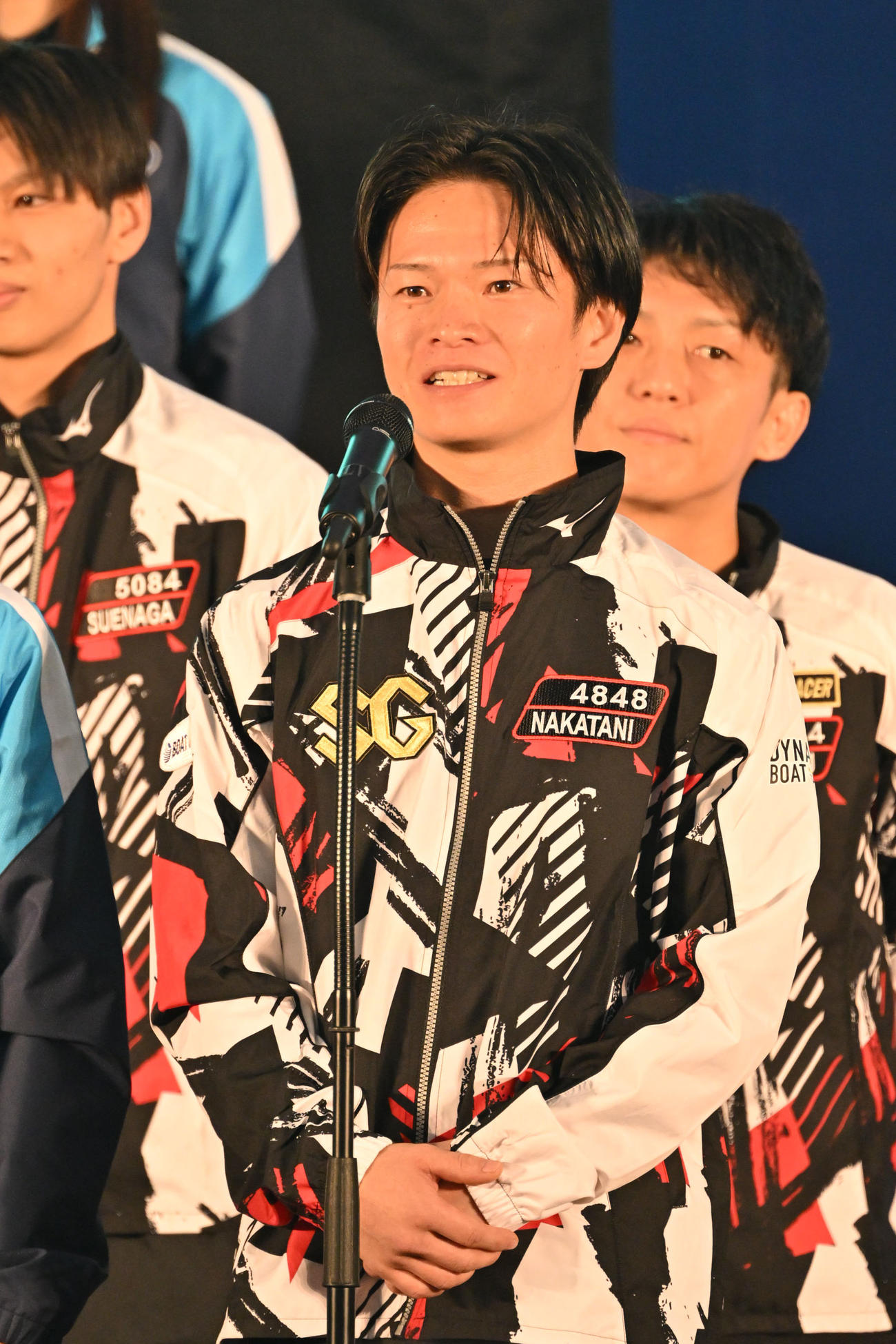 開会式で選手宣誓を行う仲谷颯仁（撮影・林敢治）