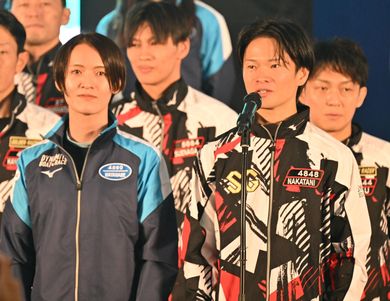 開会式で選手宣誓を行う仲谷颯仁（右）左は渡辺優美（撮影・林敢治）