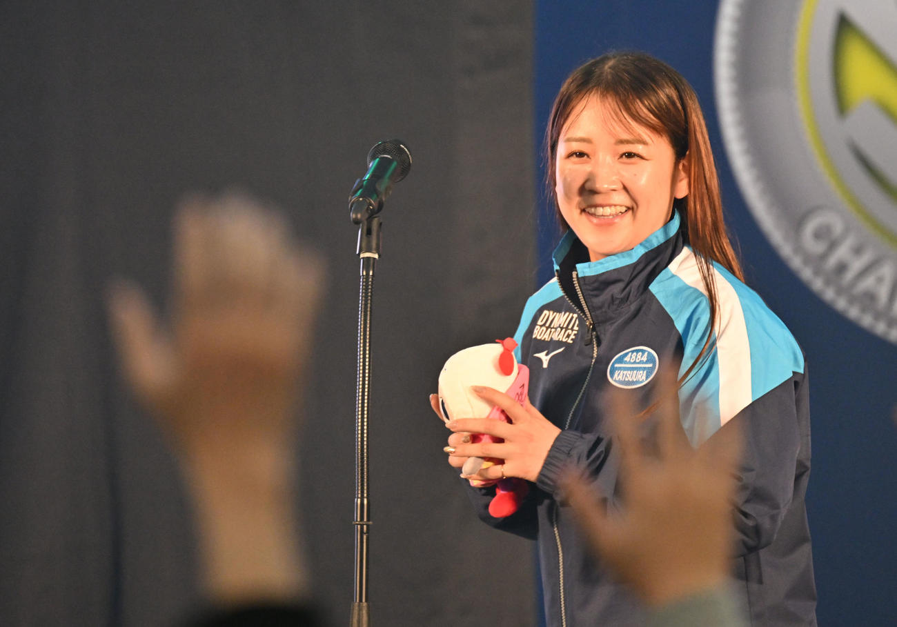 開会式で笑顔を見せる勝浦真帆（撮影・林敢治）