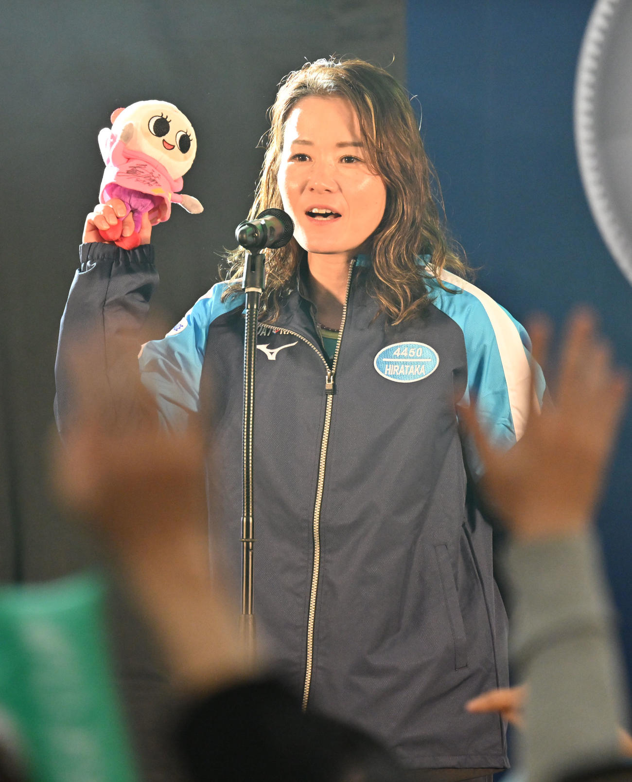 開会式で笑顔を見せる平高奈菜（撮影・林敢治）