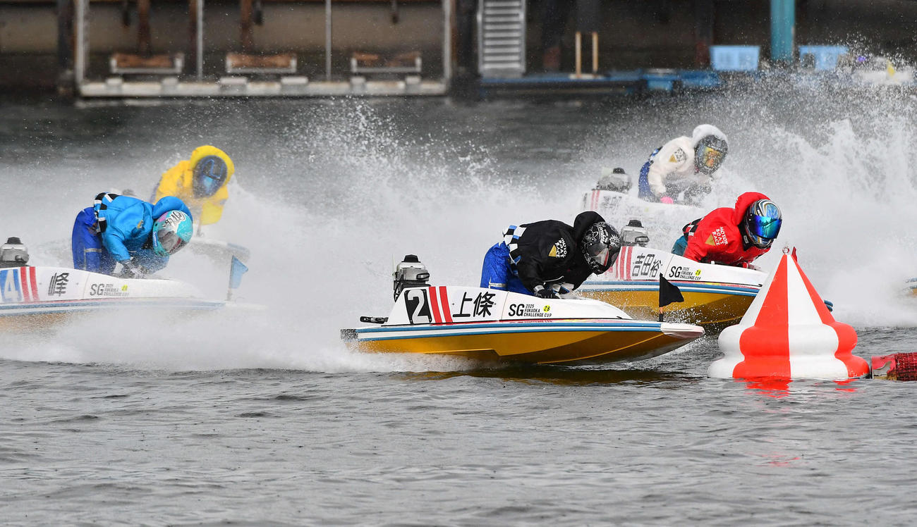 8R、1周目2マークを先頭で旋回する2号艇の上條暢嵩（撮影・岩下翔太）