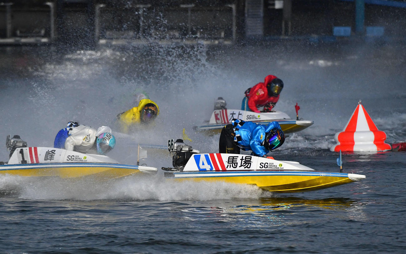 SGチャレンジカップ3日目　12R、1周目2マークを先頭で旋回する4号艇の4262馬場貴也（撮影・岩下翔太）