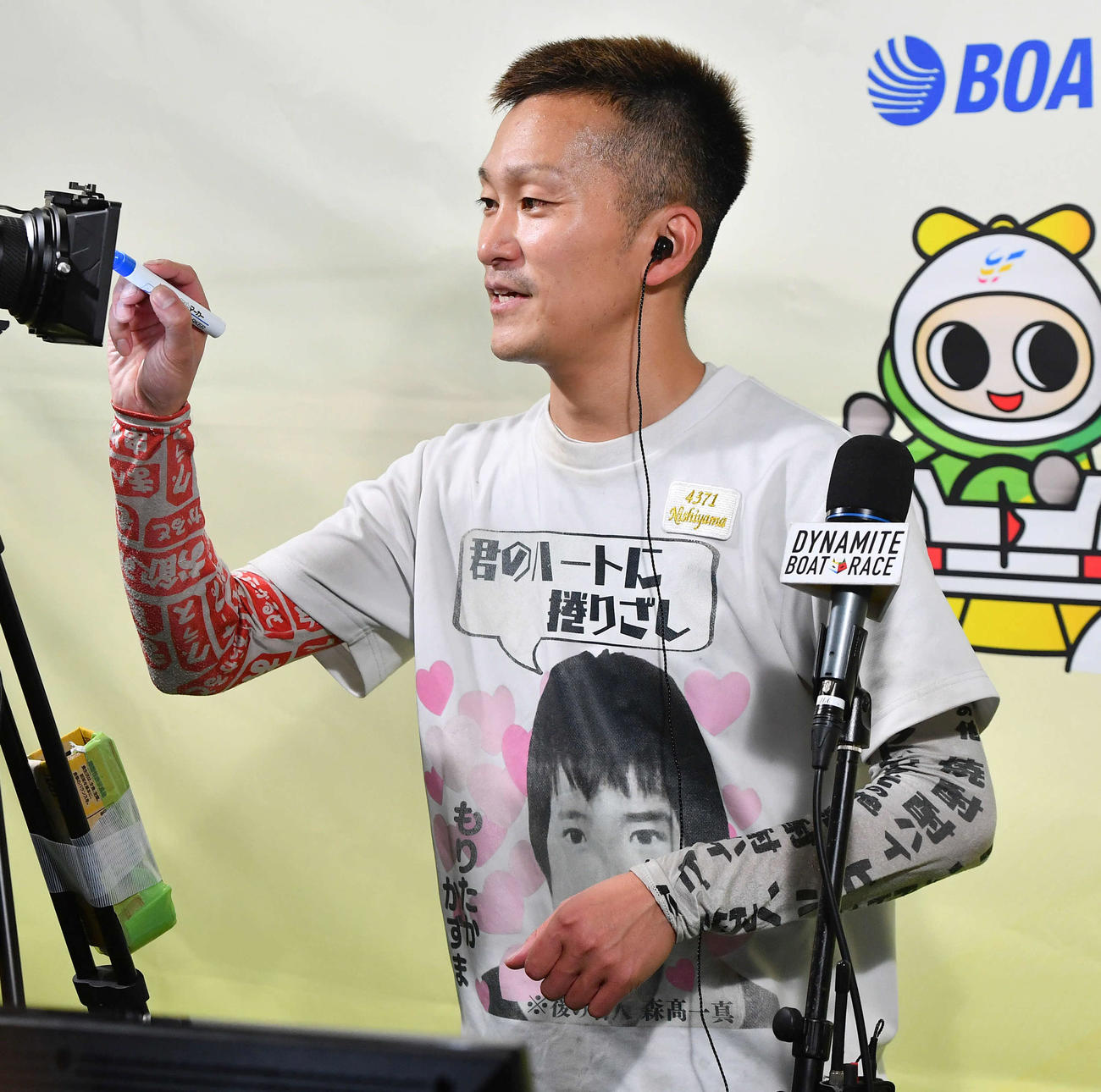 SGチャレンジカップ3日目　10Rの勝利インタビューでカメラにサインをする4371西山貴浩（撮影・岩下翔太）