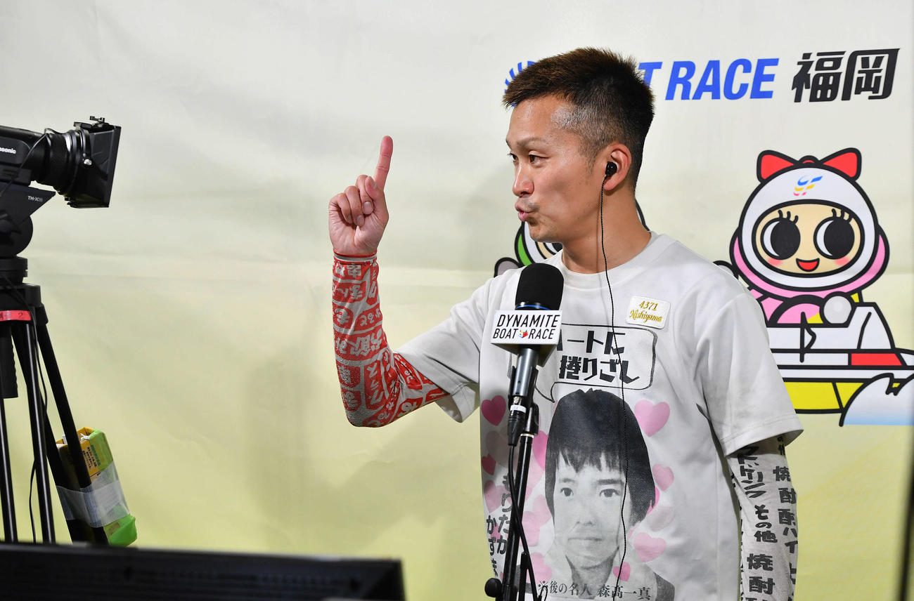 SGチャレンジカップ3日目　10Rの勝利インタビューでカメラにサインし、「トゥース！」とポーズを決める4371西山貴浩（撮影・岩下翔太）