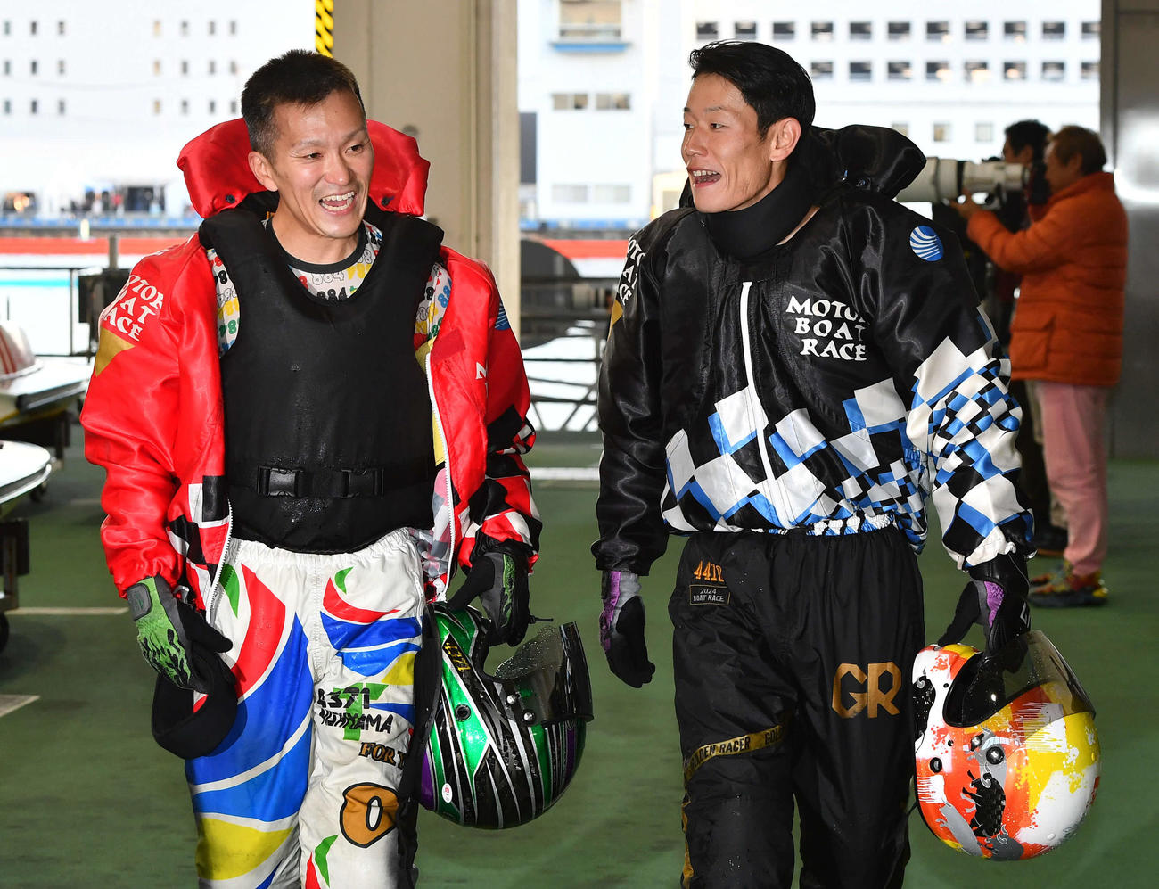 12R、2着で優出を決めた茅原悠紀（右）は西山貴浩と談笑しながら引き揚げる（撮影・岩下翔太）