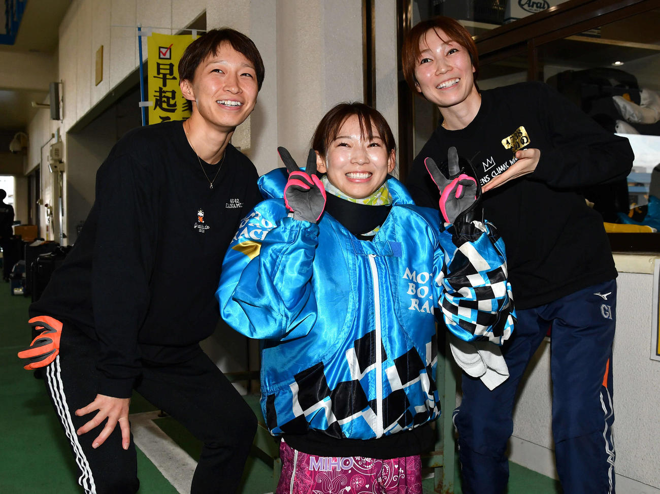 優勝した守屋美穂（中）は、松尾夏海（左）、清埜翔子（右）から祝福される（撮影・岩下翔太）