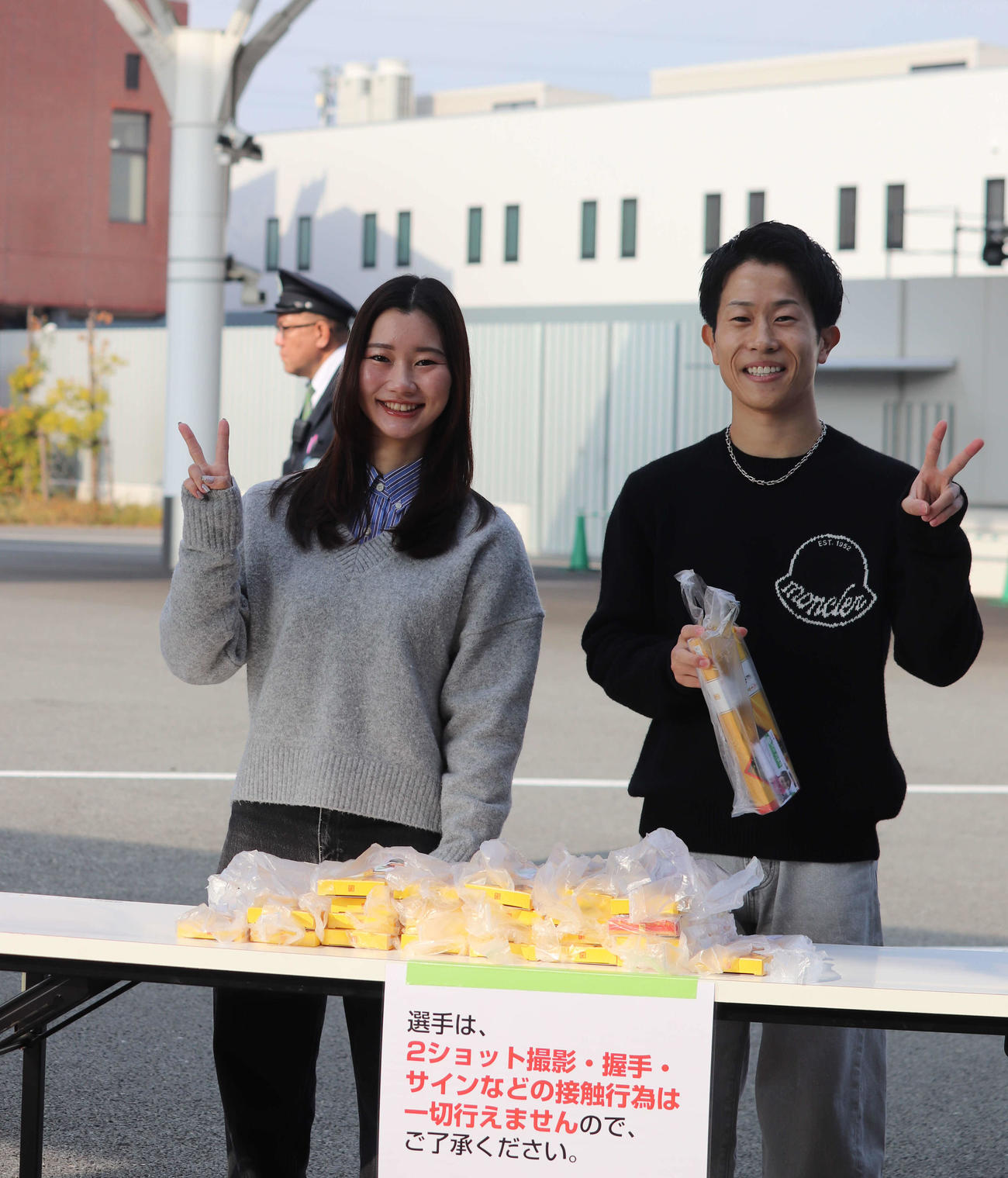 尼崎ボート再開を記念して武井莉里佳（左）と山下大輝が出迎え＆先着プレゼントを渡した（撮影・神田成史）