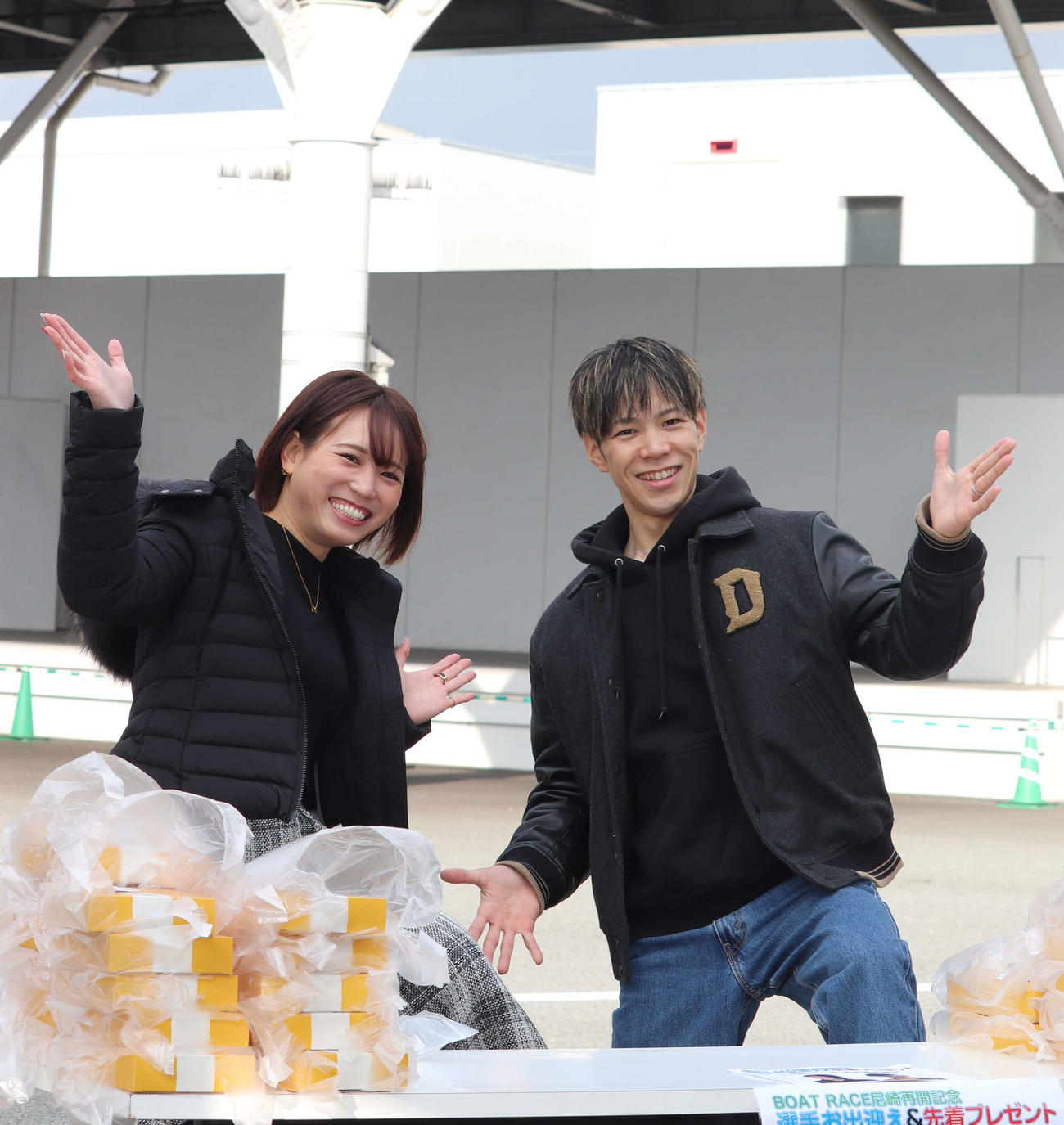 尼崎ボート再開2日目の出迎えは福岡泉水（左）と登玉隼百（撮影・神田成史）