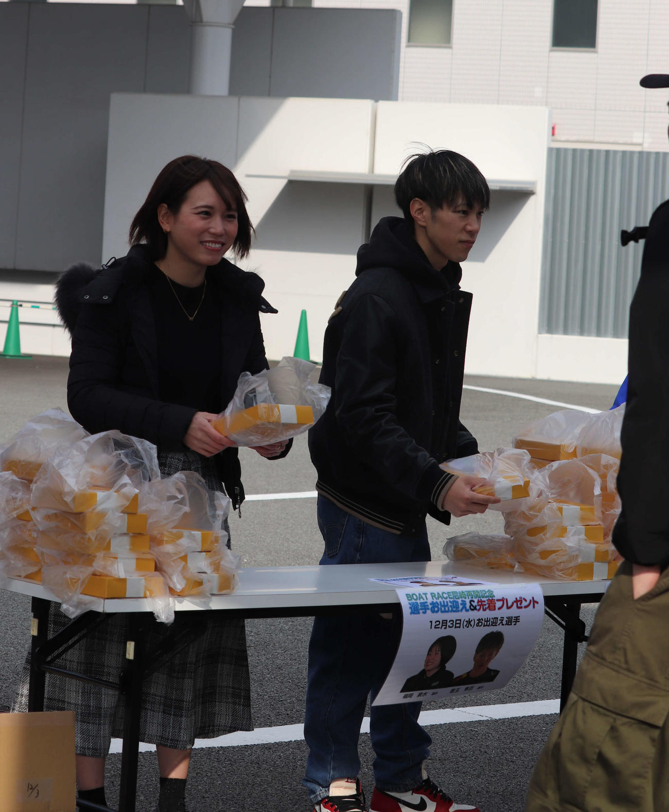 お菓子を配る福岡泉水（左）と登玉隼百（撮影・神田成史）