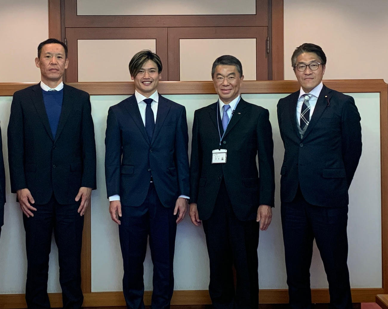 宮城県の村井嘉浩知事（左から3人目）を表敬訪問した阿部拓真（左から2人目）＝2025／12／03