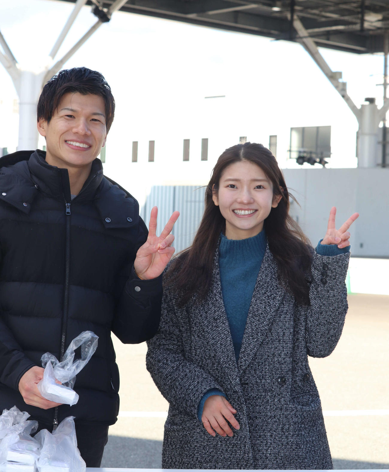 尼崎ボート再開3日目は登みひ果（右）と宮田龍馬が出迎えた（撮影・神田成史）
