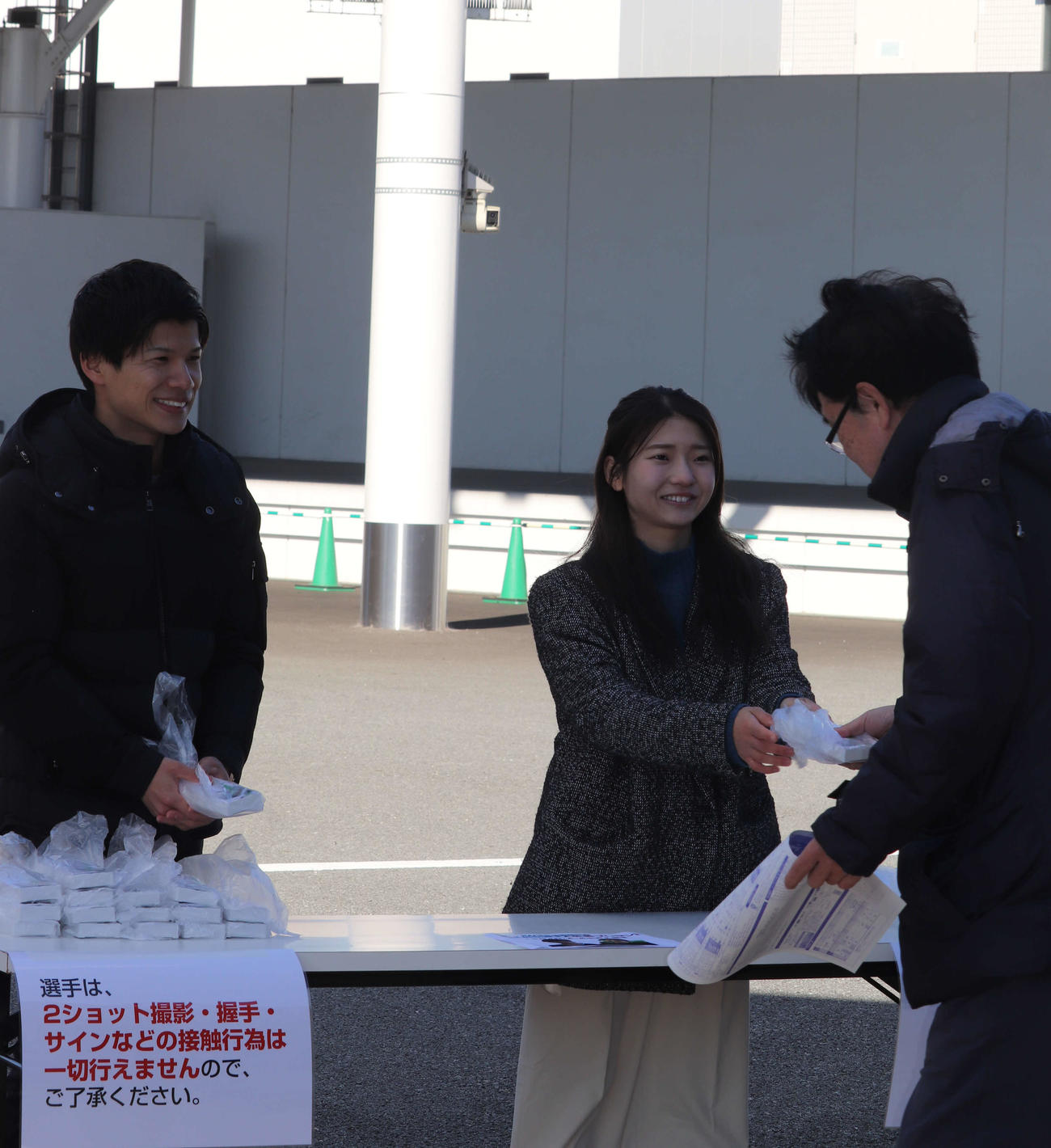 尼崎ボート再開3日目の出迎えは登みひ果（右）と宮田龍馬（撮影・神田成史）
