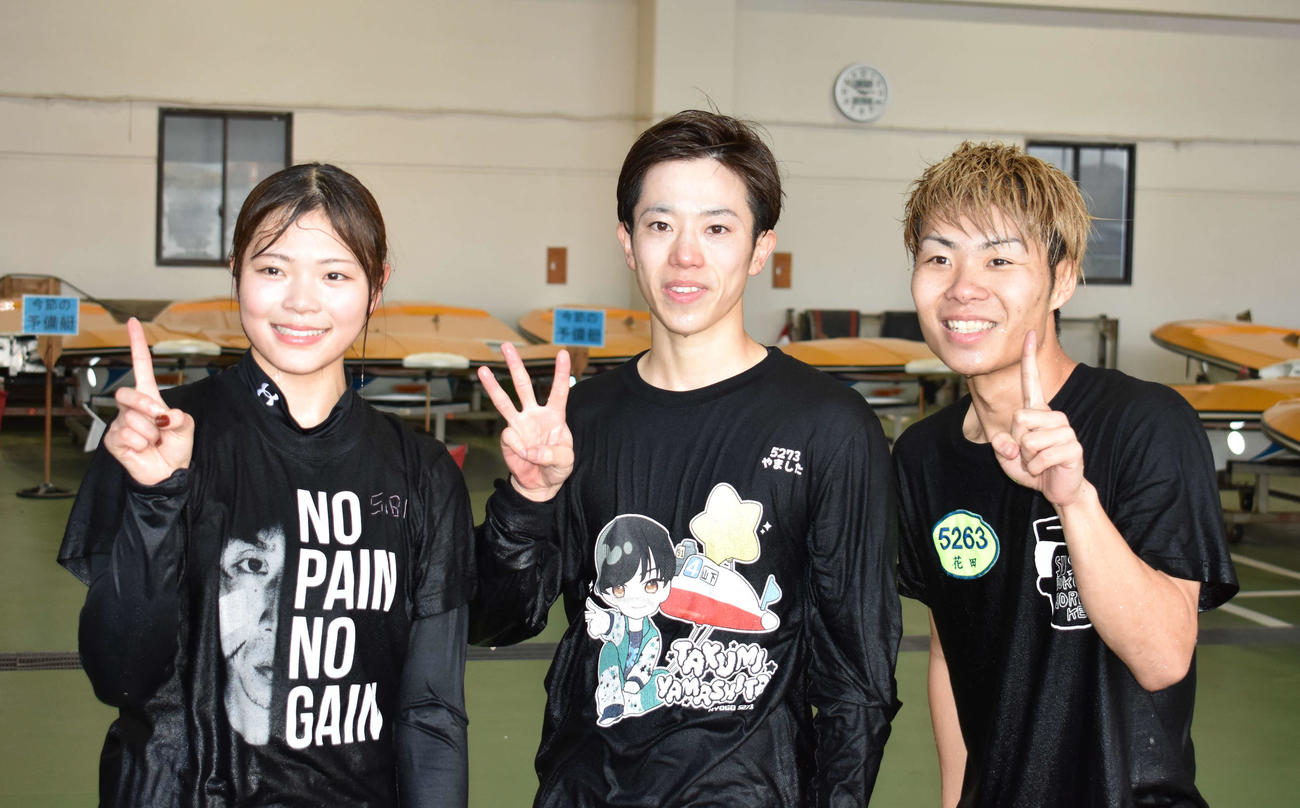 芦屋ボート男女W優勝戦の男子でデビュー初優勝し、水神祭を終えた山下拓巳（中央）が同期の井上遥妃（左）と花田凱成（右）とともに「131期」のポーズ（撮影・浦田由紀夫）