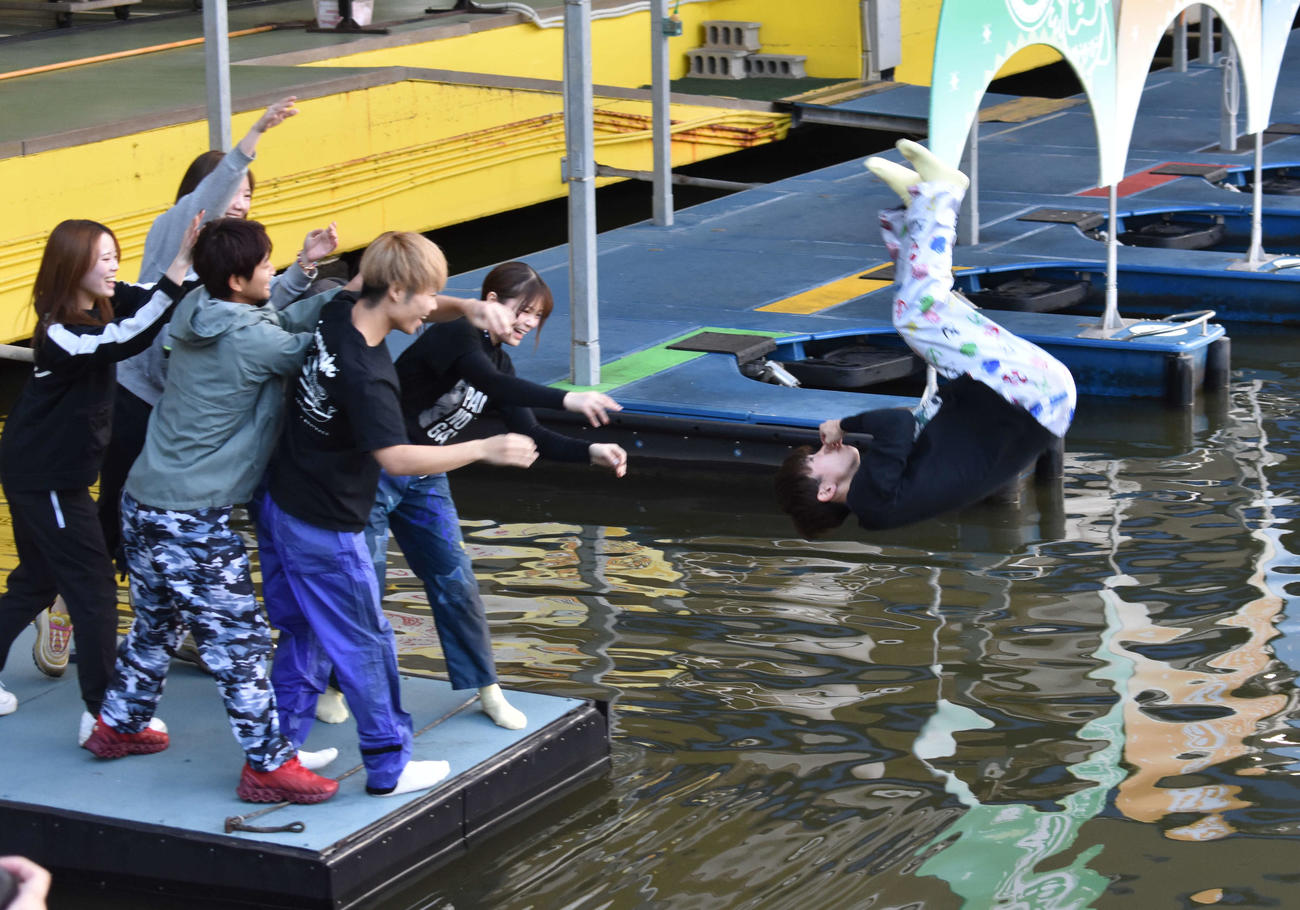 芦屋ボート男女W優勝戦の男子でデビュー初優勝し、水神祭で山下拓巳（右）が同期選手らに祝福される（撮影・浦田由紀夫）