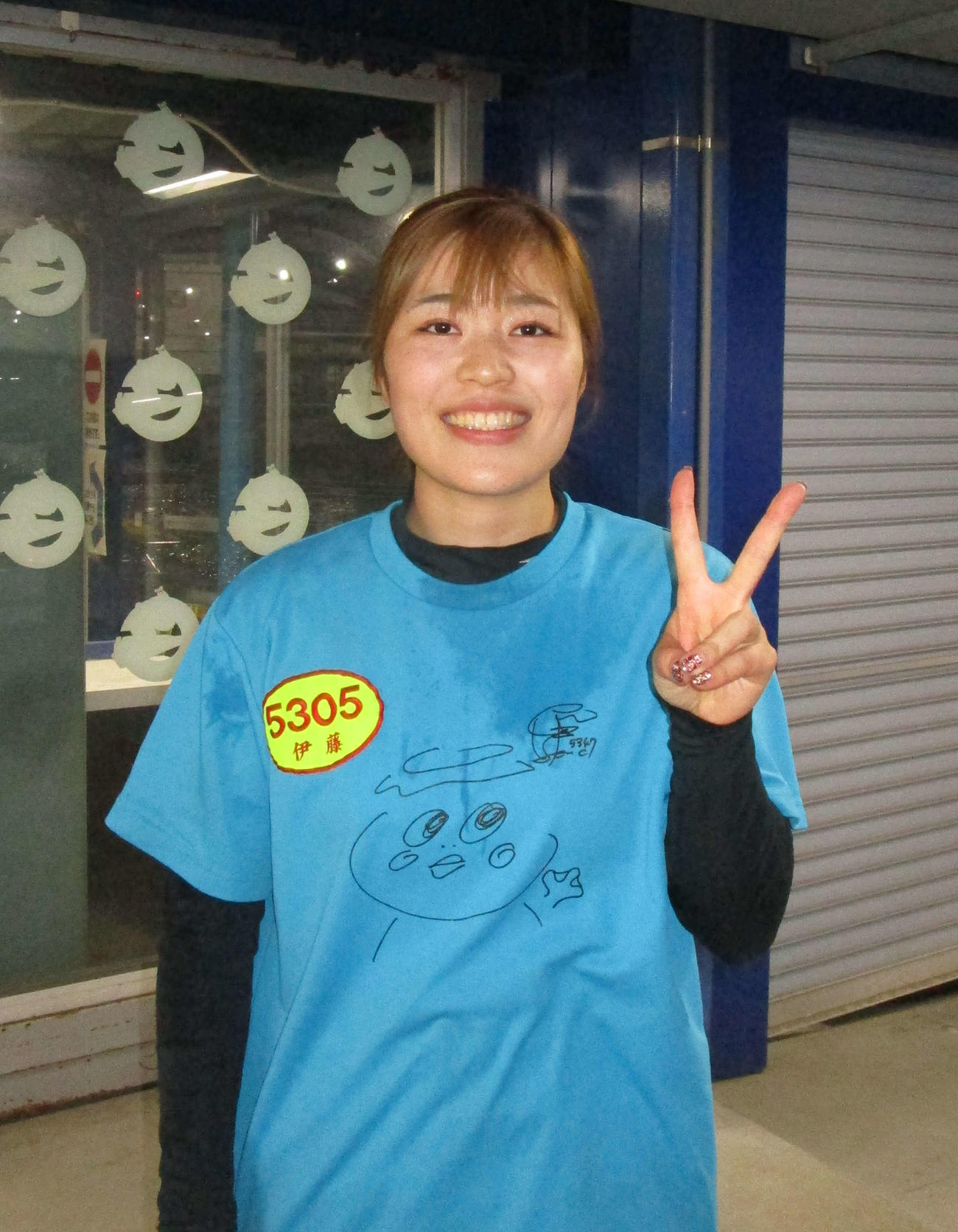 地元初勝利、イン戦初勝利を飾り、Vサインの伊藤栞（撮影・安井雅彦）