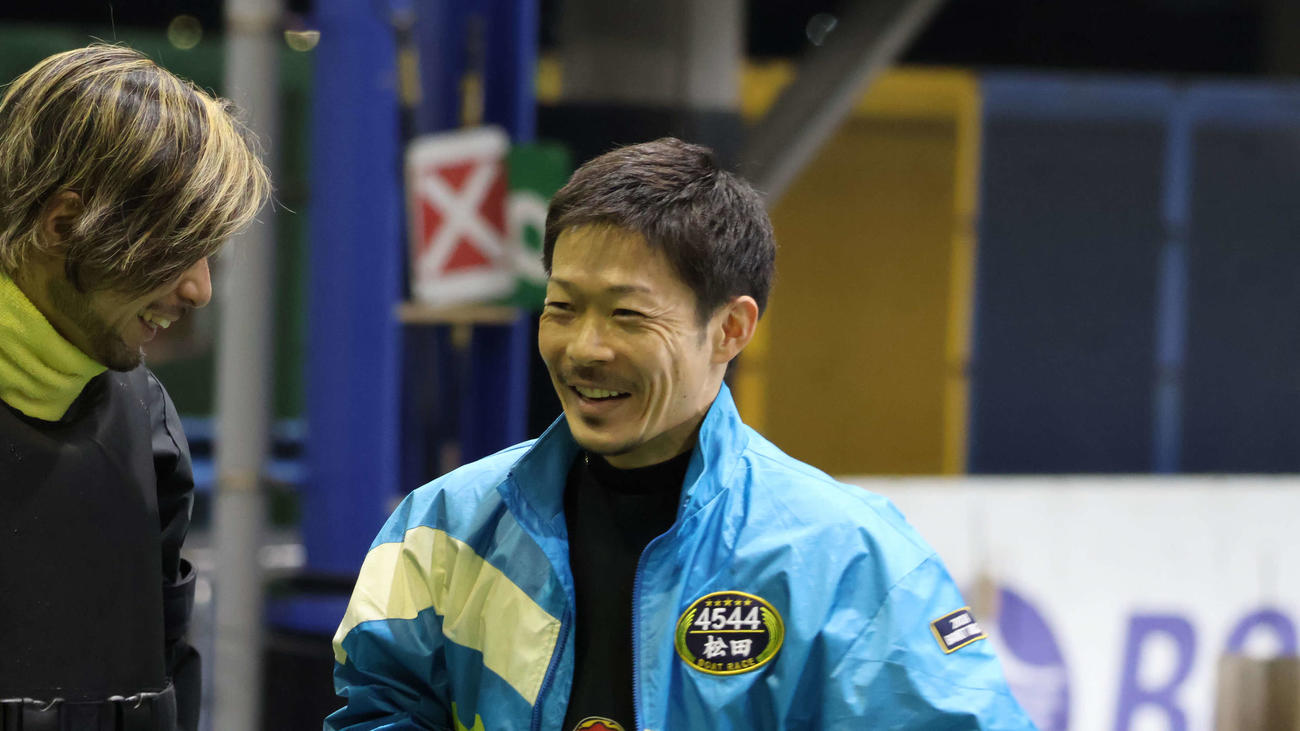 ピット内で、下河誉史（左）と楽しそうに話す松田大志郎（右）