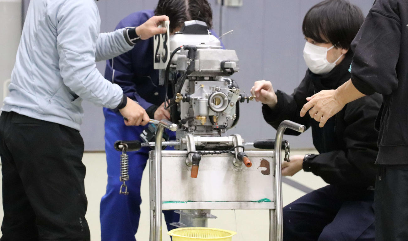 転覆整備を受ける好素性の23号機。次回の動きに注意したい
