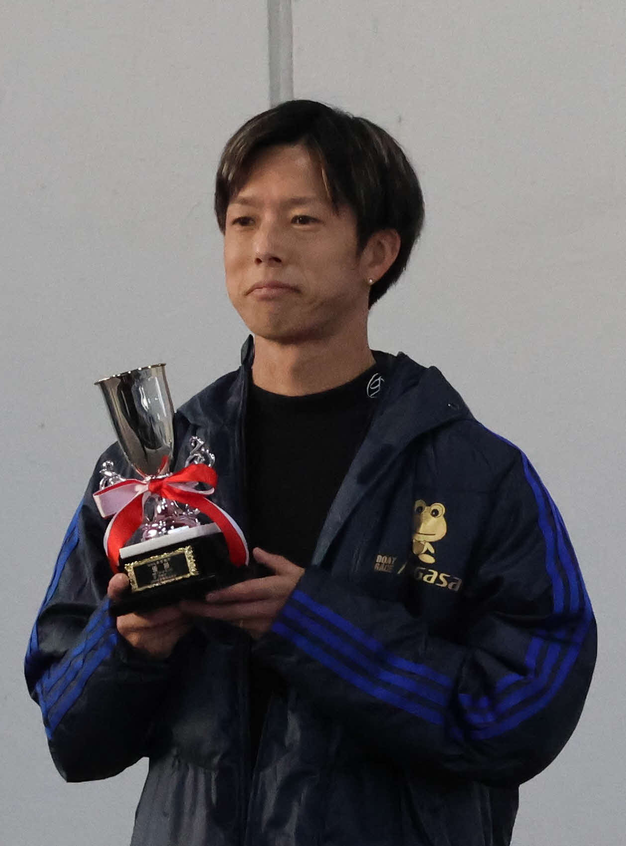 優勝戦は西野雄貴がV。優勝カップを手に笑顔を見せた（撮影・北條直治）