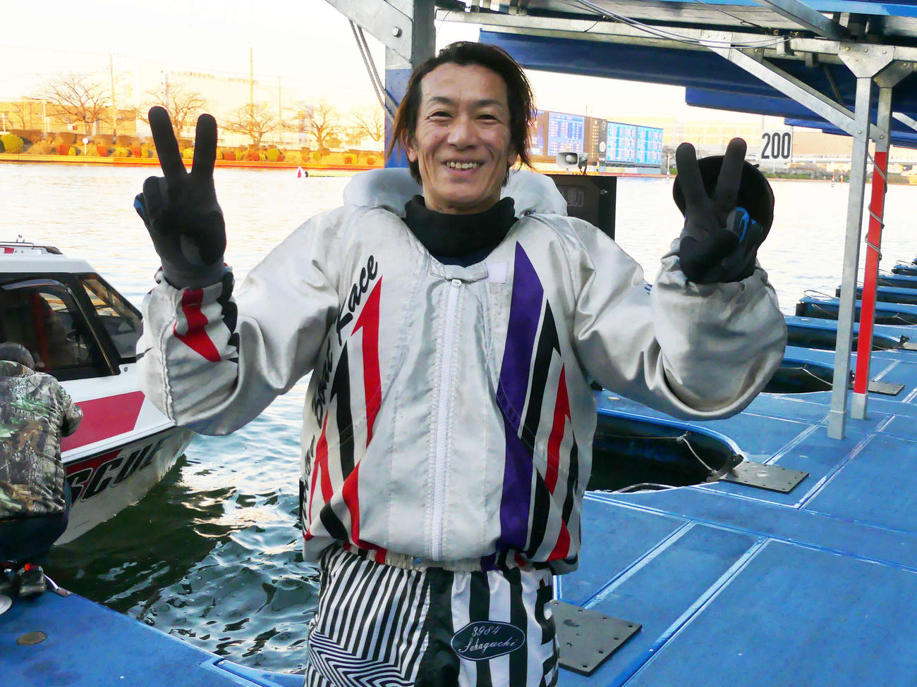 坂口周はインから逃げ切り優勝、ダブルVサインで喜びを表した