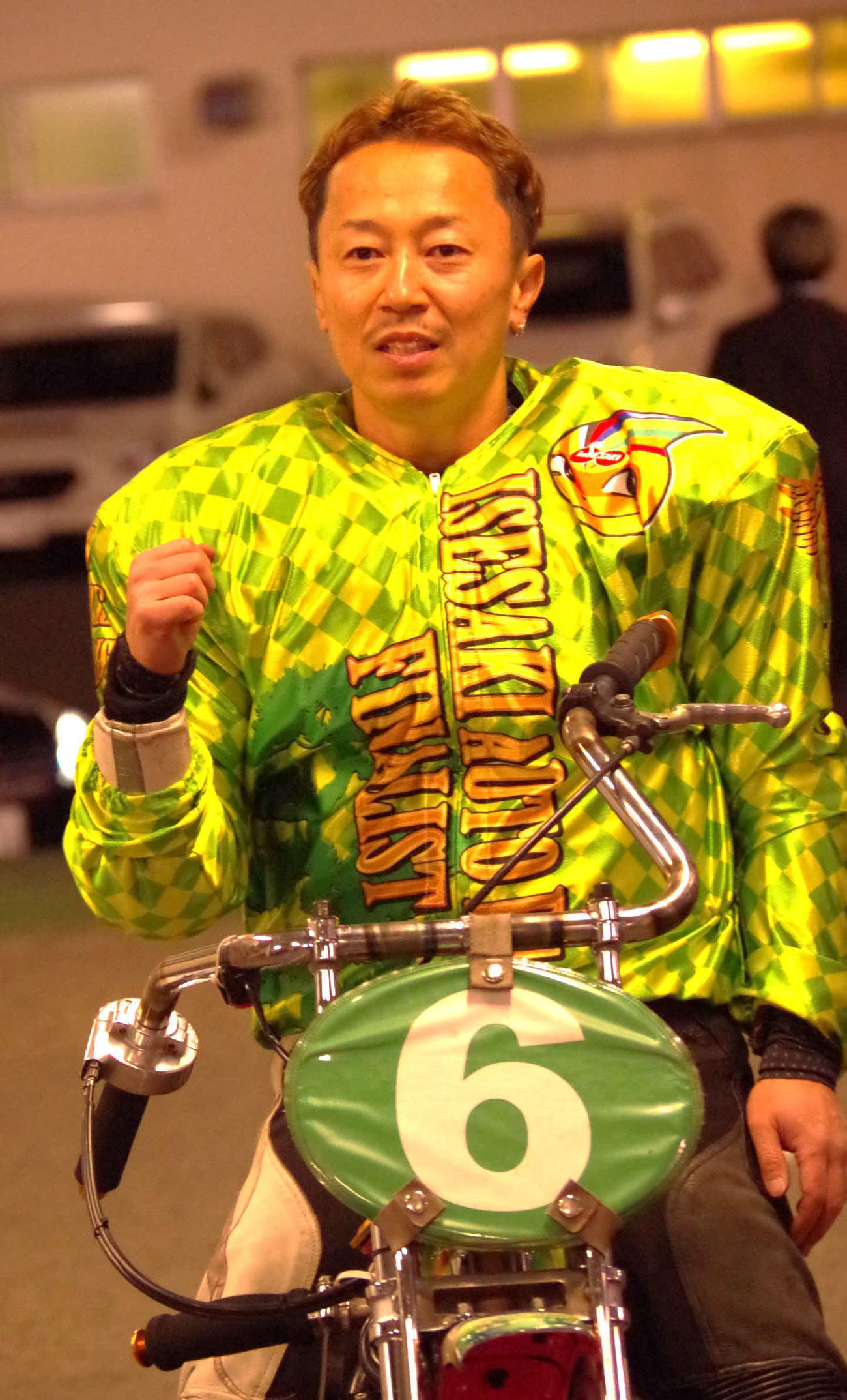 高橋義弘がレジェンドカップを制しガッツポーズ