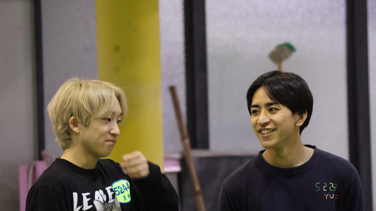 5Rで3コースからまくり差しを決めた森清友翔（右）は黒田剛と談笑する