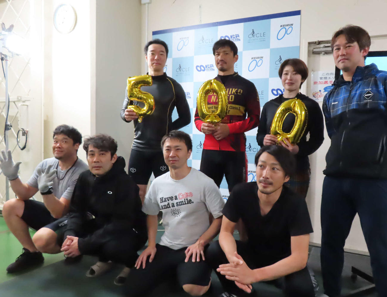 通算500勝達成の海老根恵太（後列左）が同時あっせんの同県千葉勢と記念撮影（撮影・野島成浩）