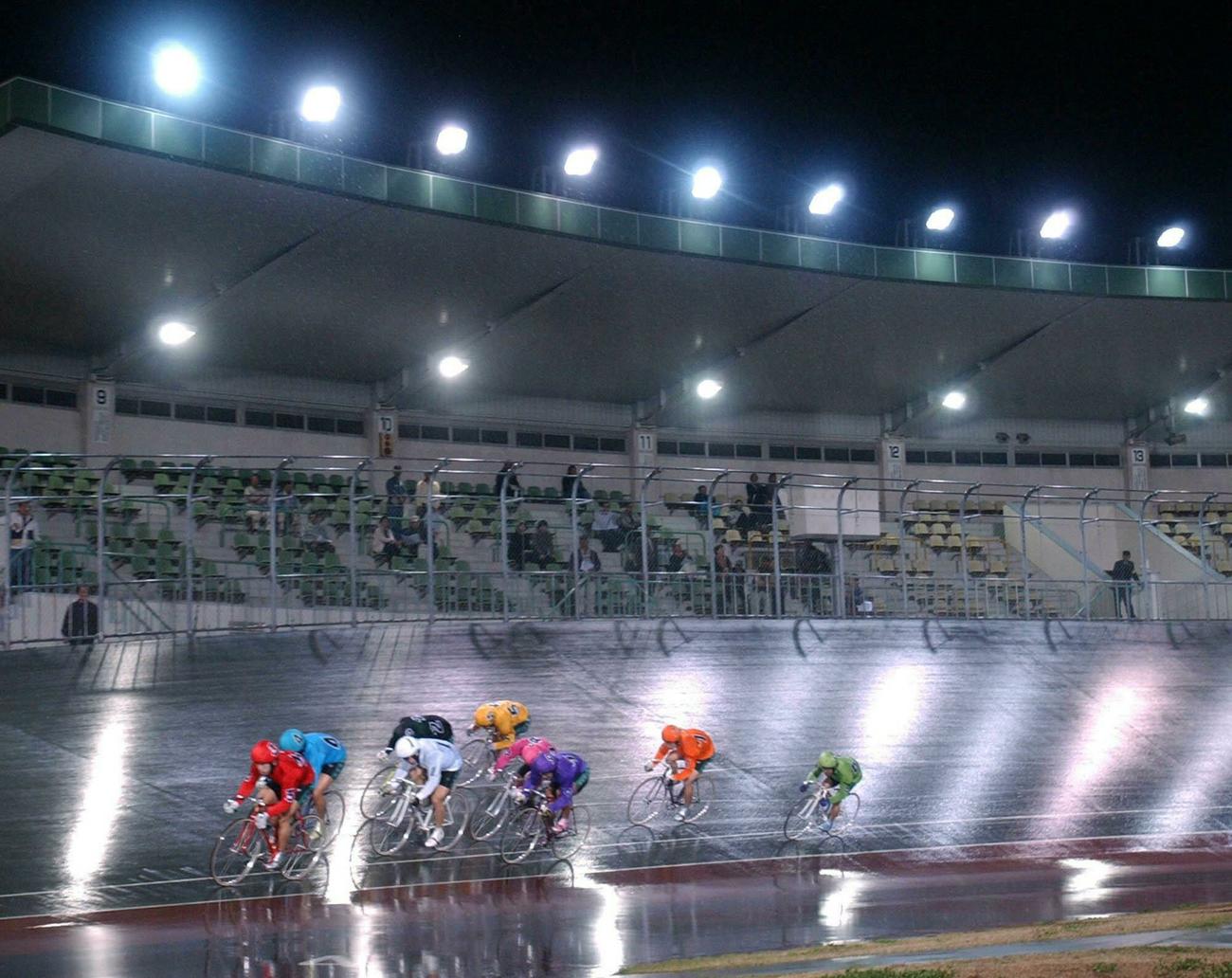 ナイター開催でのレース風景＝2003年撮影