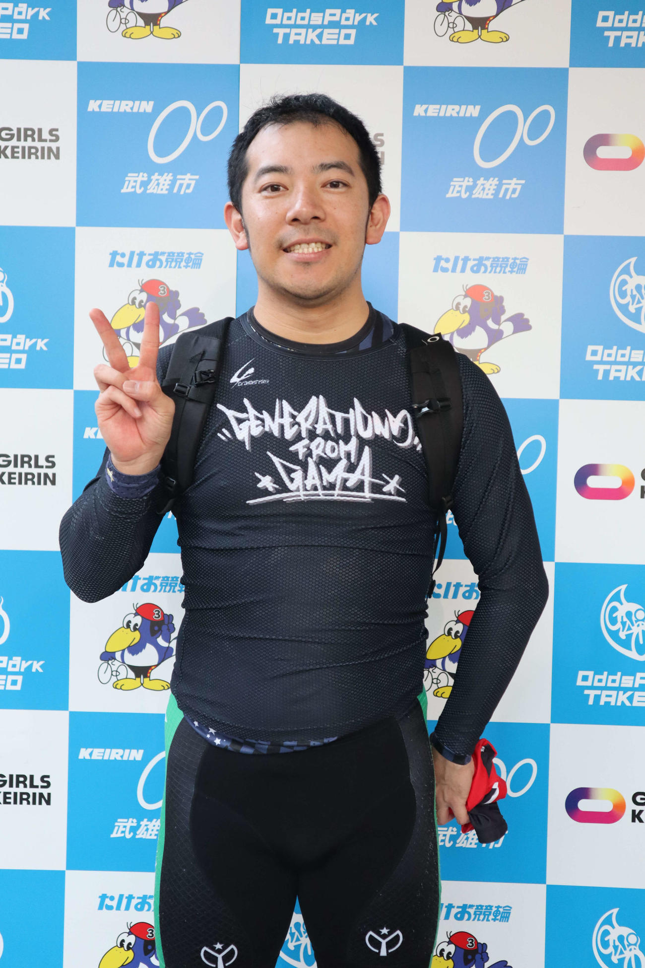 200勝を決めた堀僚介は笑顔でVサイン（撮影・音無剛）
