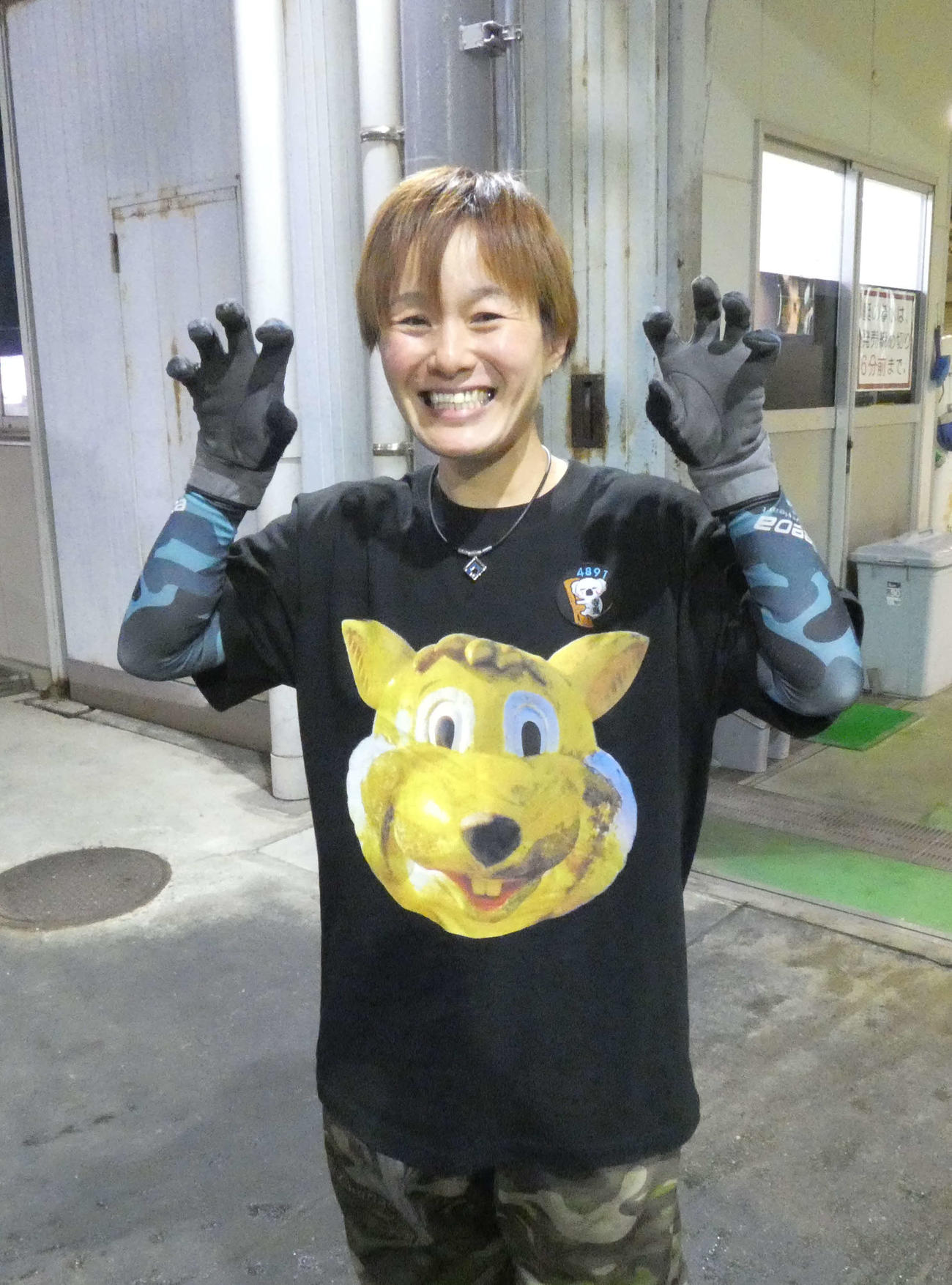 寺島美里が着用するのは佐賀県の遊園地メルヘン村Tシャツだ（撮影・前原一樹）