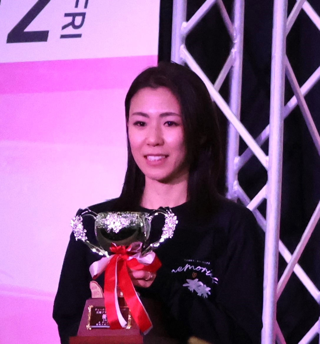 優勝戦は鎌倉涼がV。優勝カップを手に笑顔を見せた（撮影・北條直治）