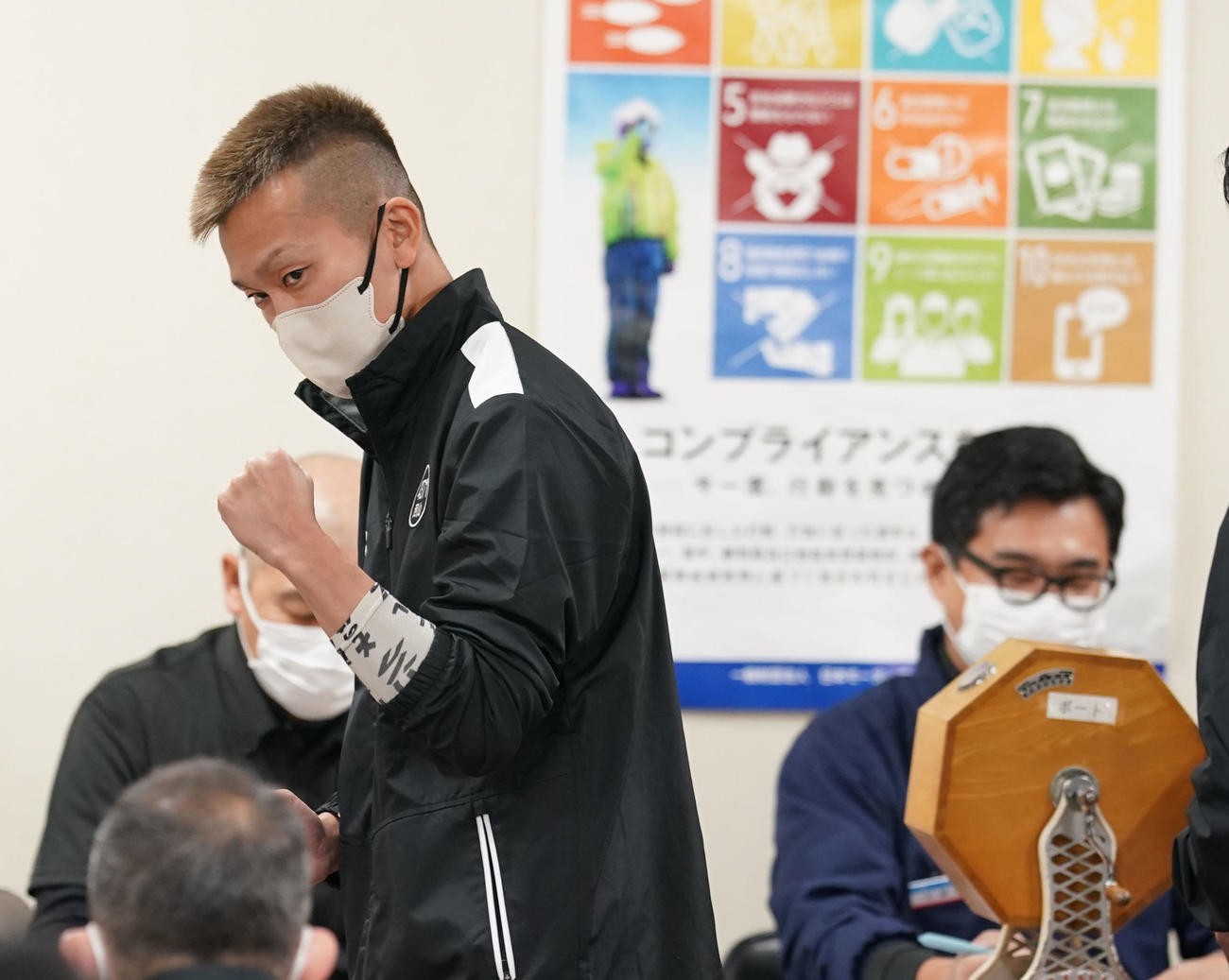 エース機の「14」を引き当てガッツポーズする西山貴浩